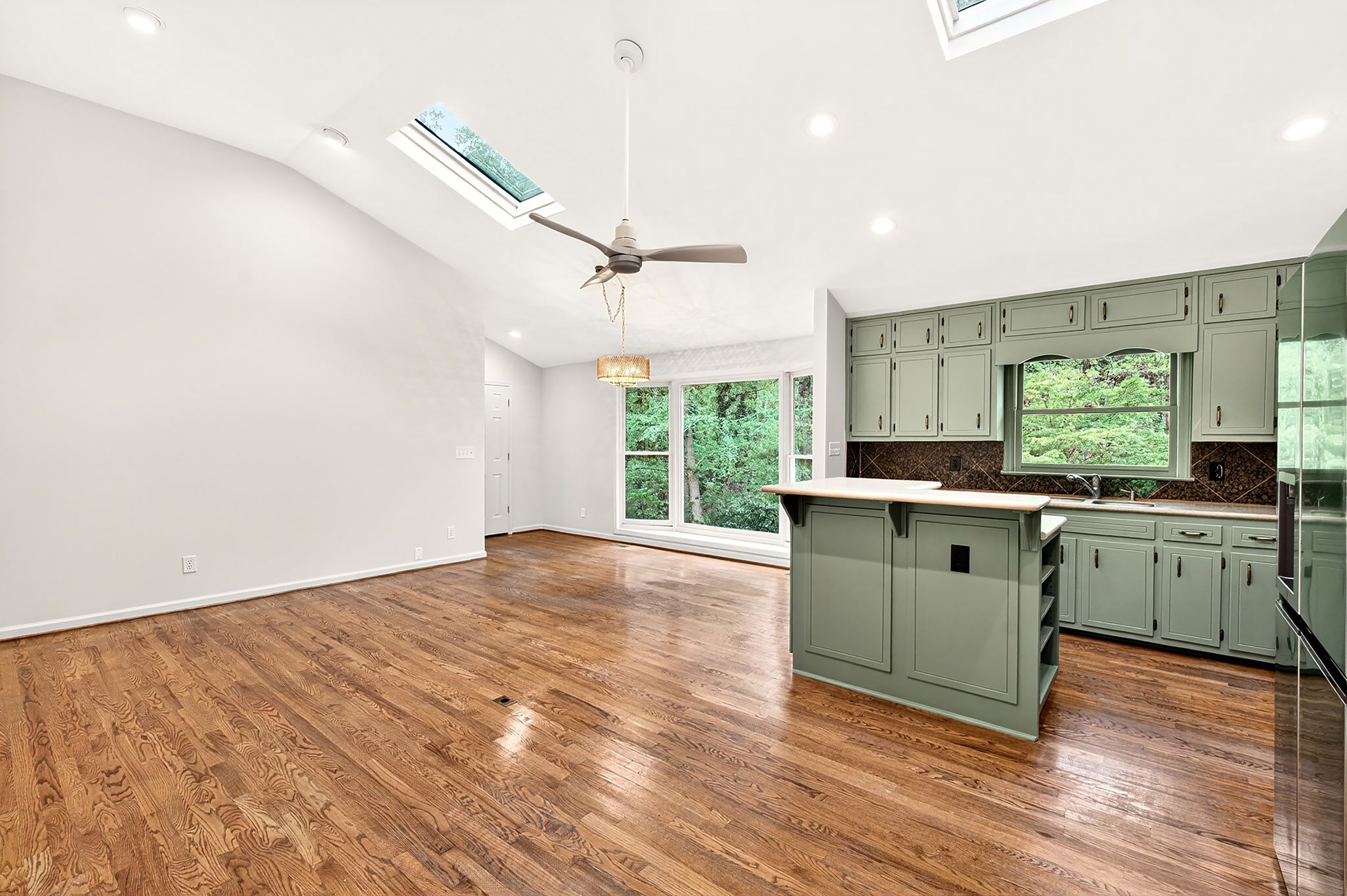  Thoughtfully Expanded and Updated Dunwoody Home on Wooded 0.82+/- Acre Lot - 物件實景