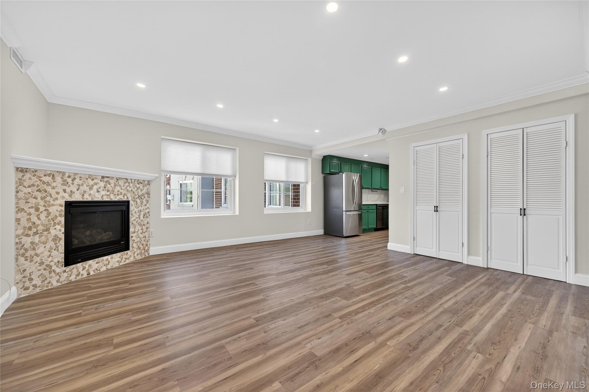  242 Maple Avenue, Westbury, NY, 11590 - 物件實景