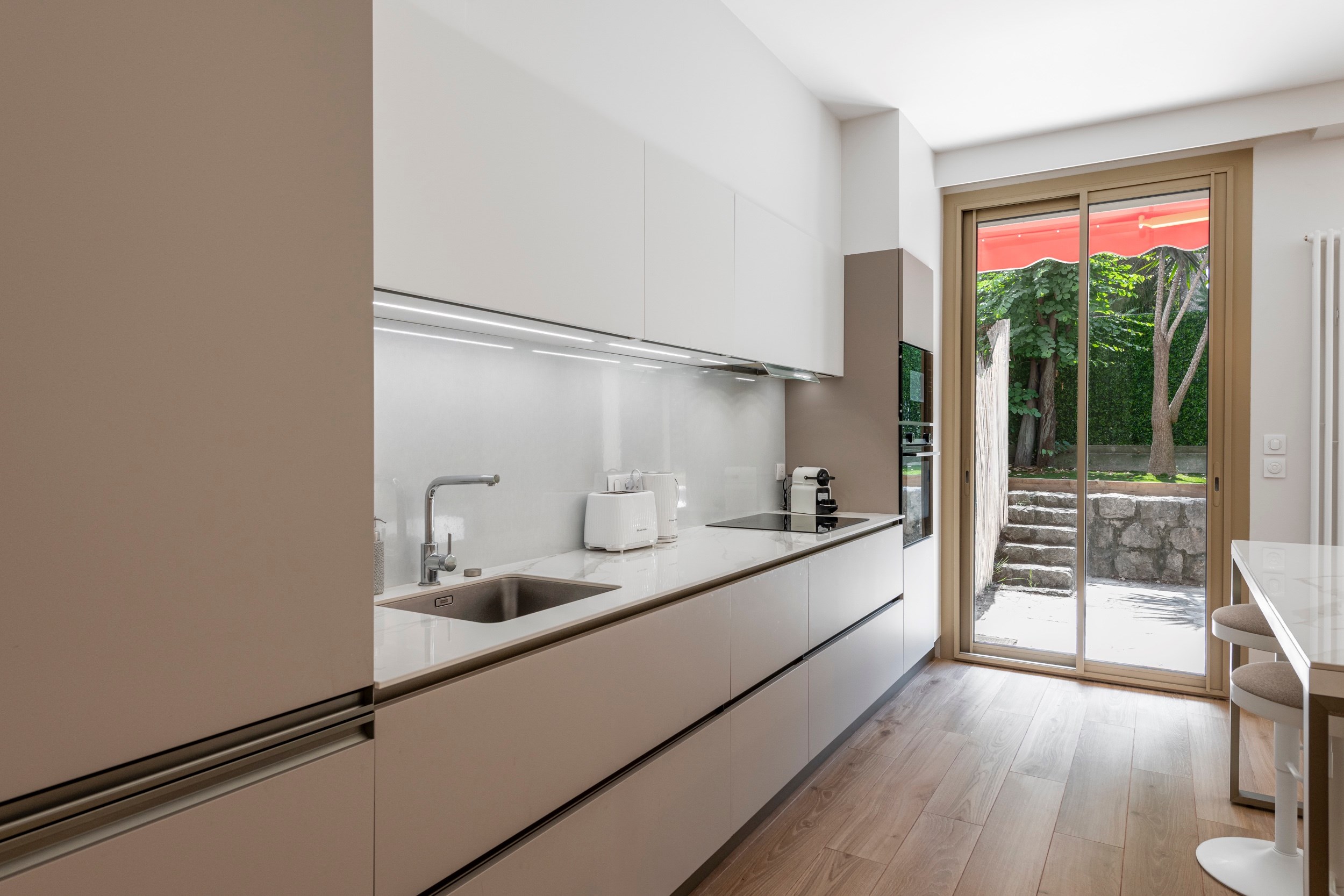  Nice, Le Port : 86 sq.m apartment with private garden on Boulevard Franck Pilat… - 物件實景