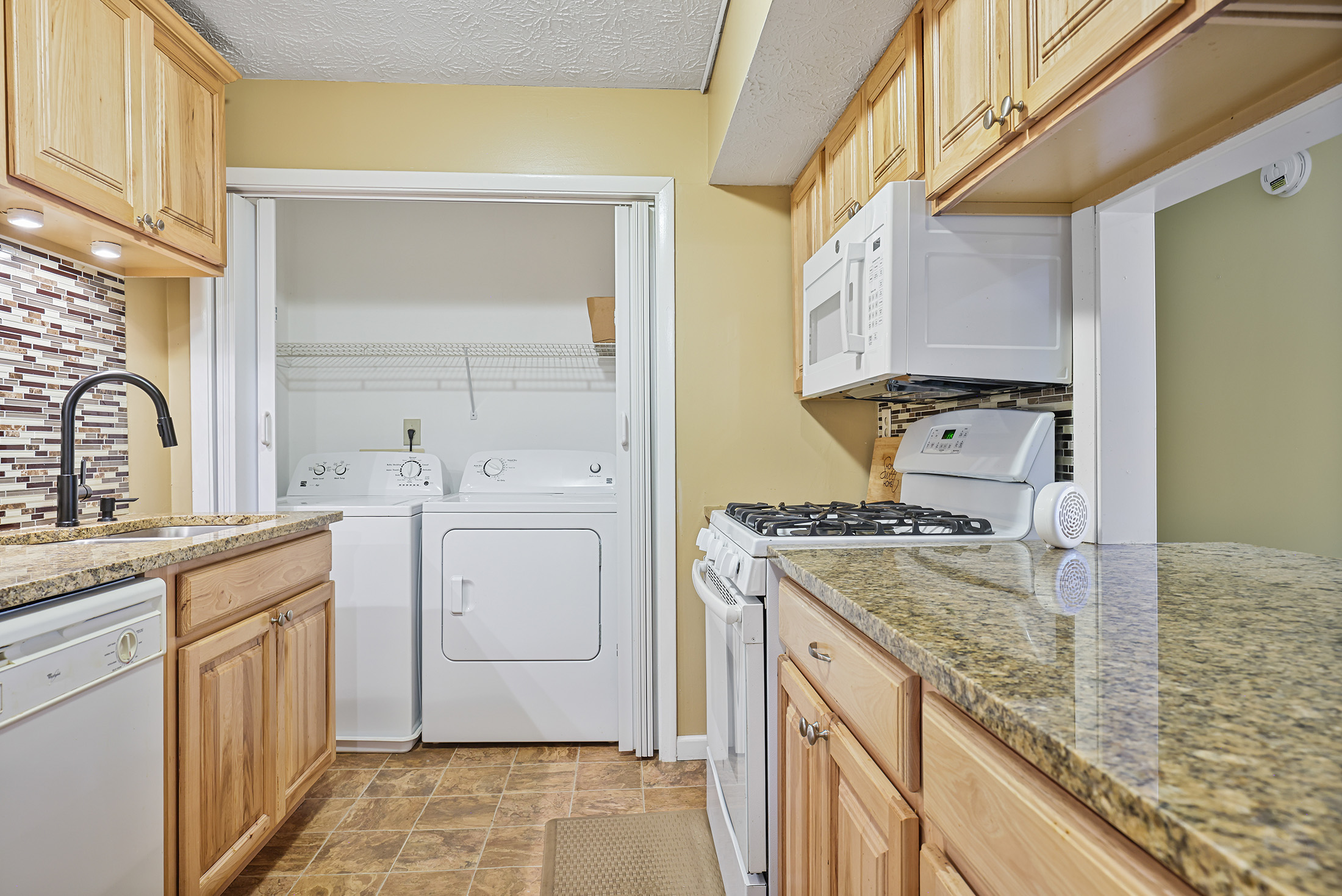 Exceptional Space and Value in Top-floor Corner Unit - 物件實景