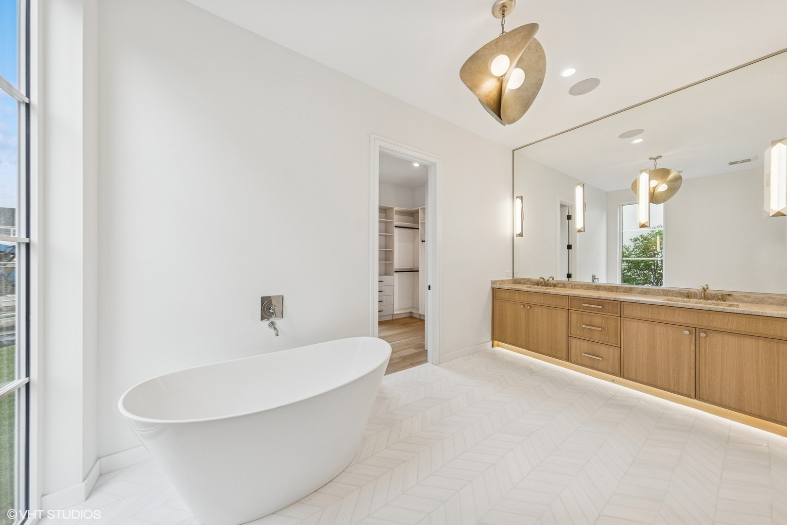 Hinsdale, Illinois, 60521, United States, 5 Bedrooms Bedrooms, ,6 BathroomsBathrooms,Residential,For Sale,1826886
