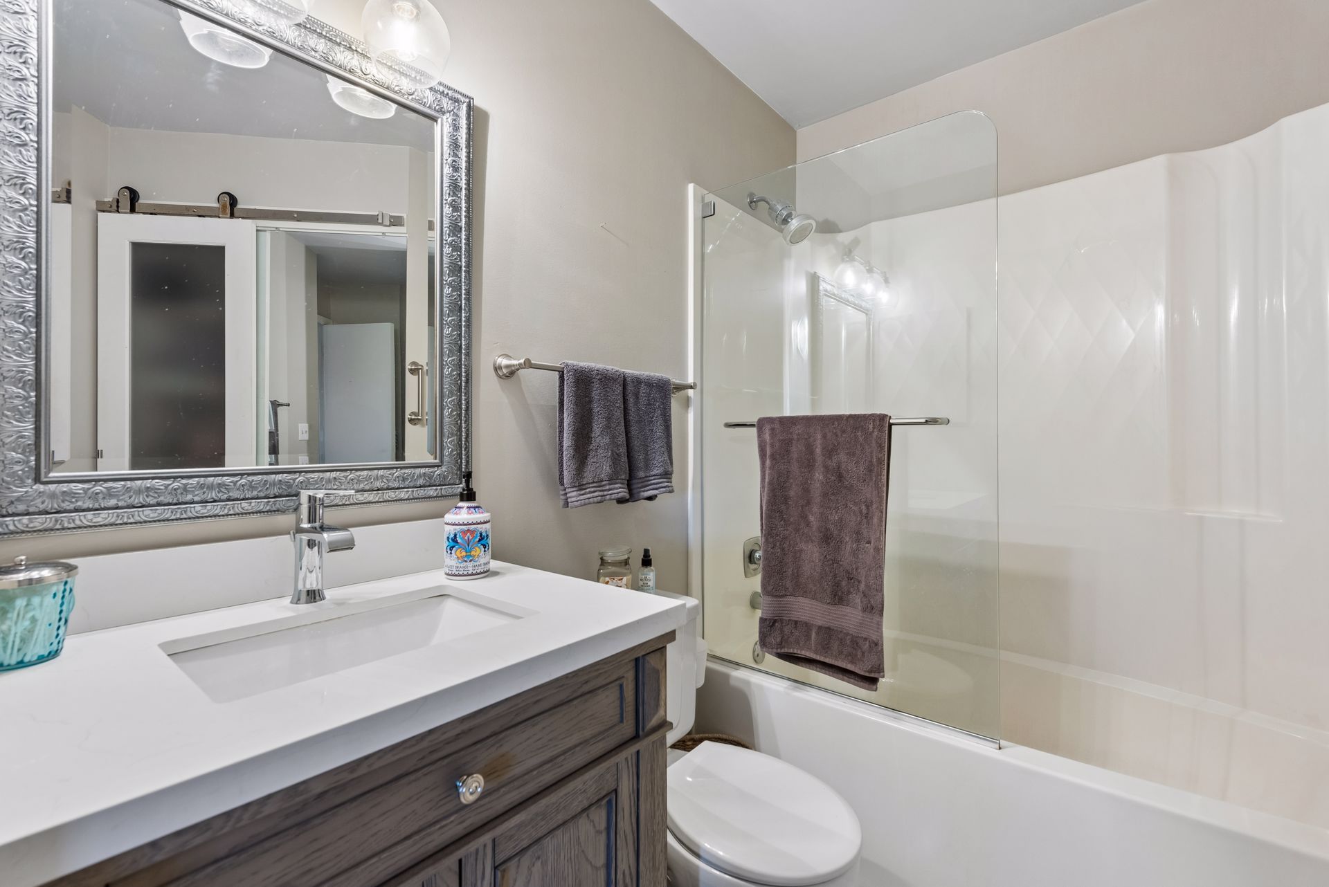  A Refined Corner Residence Above Downtown - 物件實景