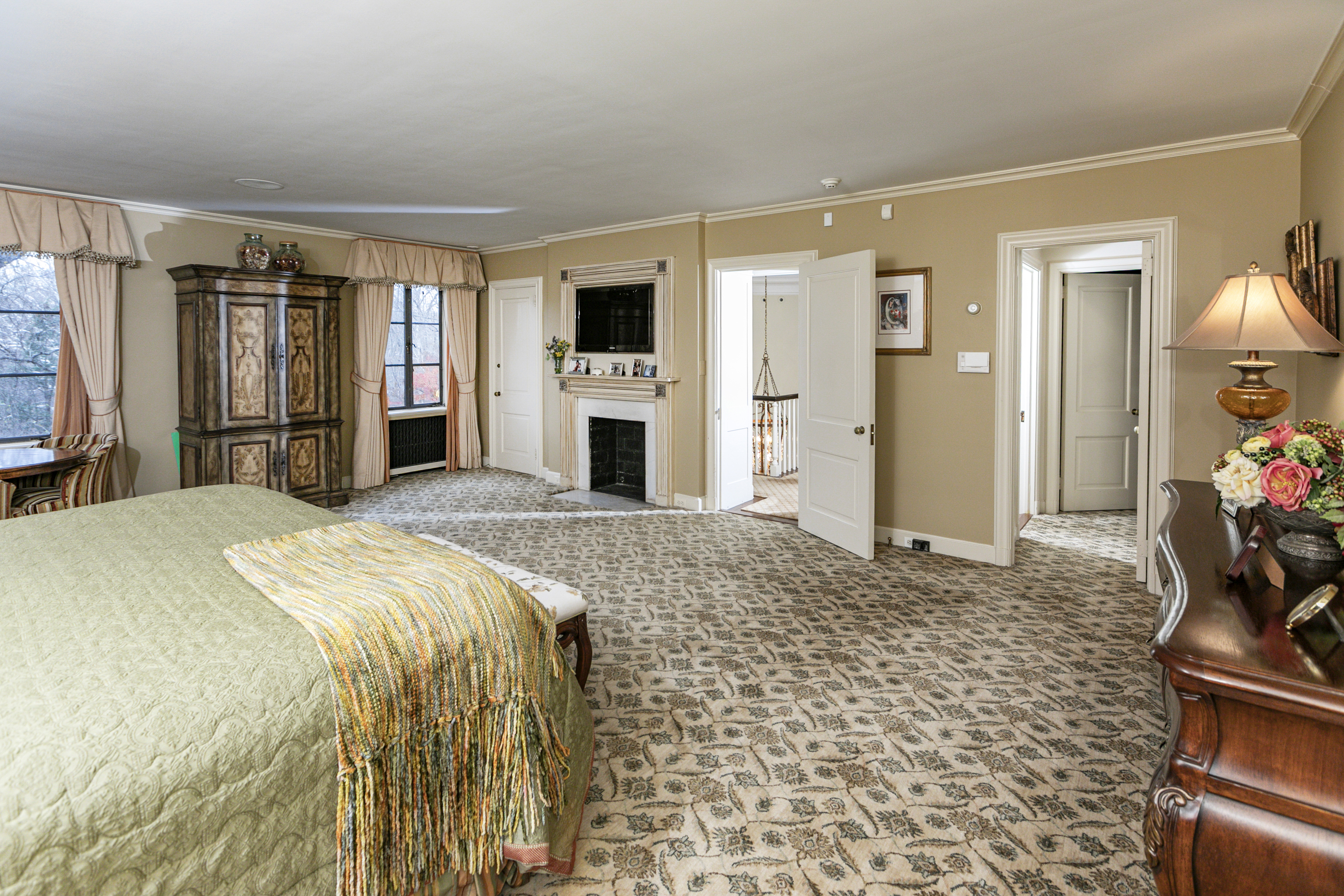  Iconic 1930s Princeton Estate with Pool, Home Theater, and Acreage - 物件實景
