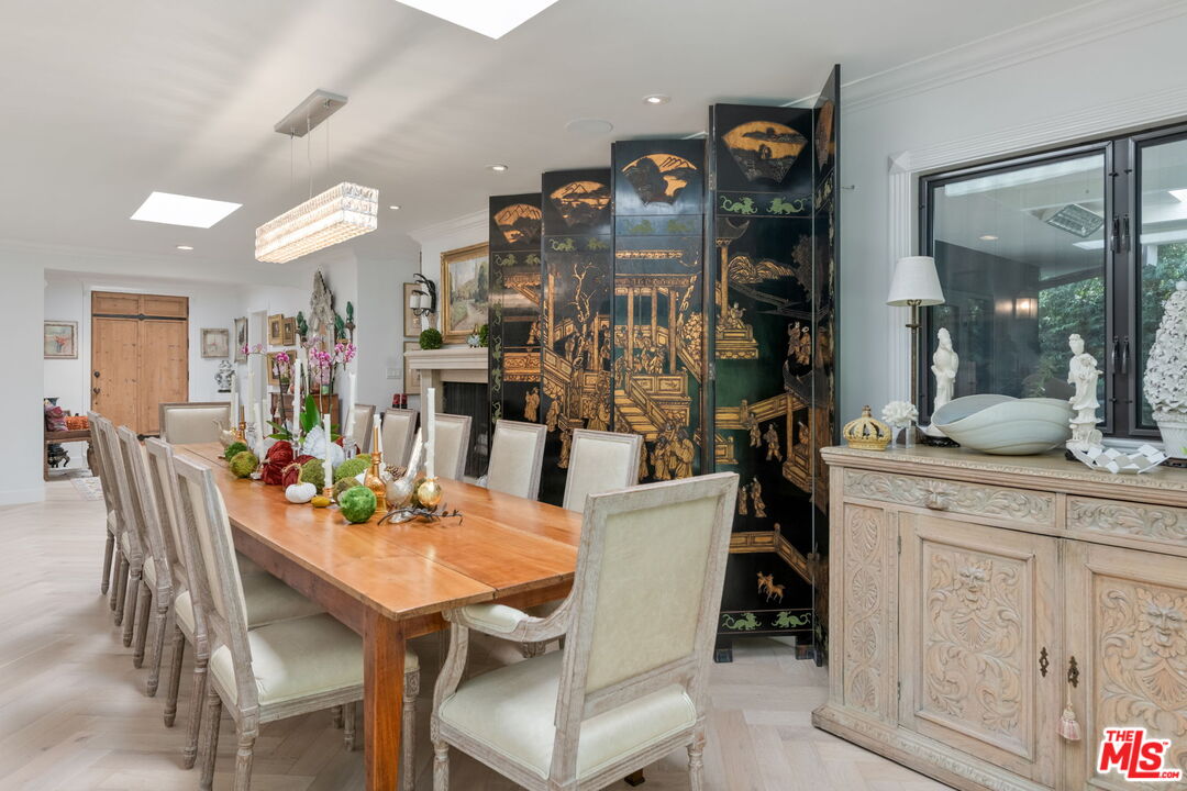 Los Angeles, California, 90049, United States, 4 Bedrooms Bedrooms, ,1 BathroomBathrooms,Residential,For Sale,1991602