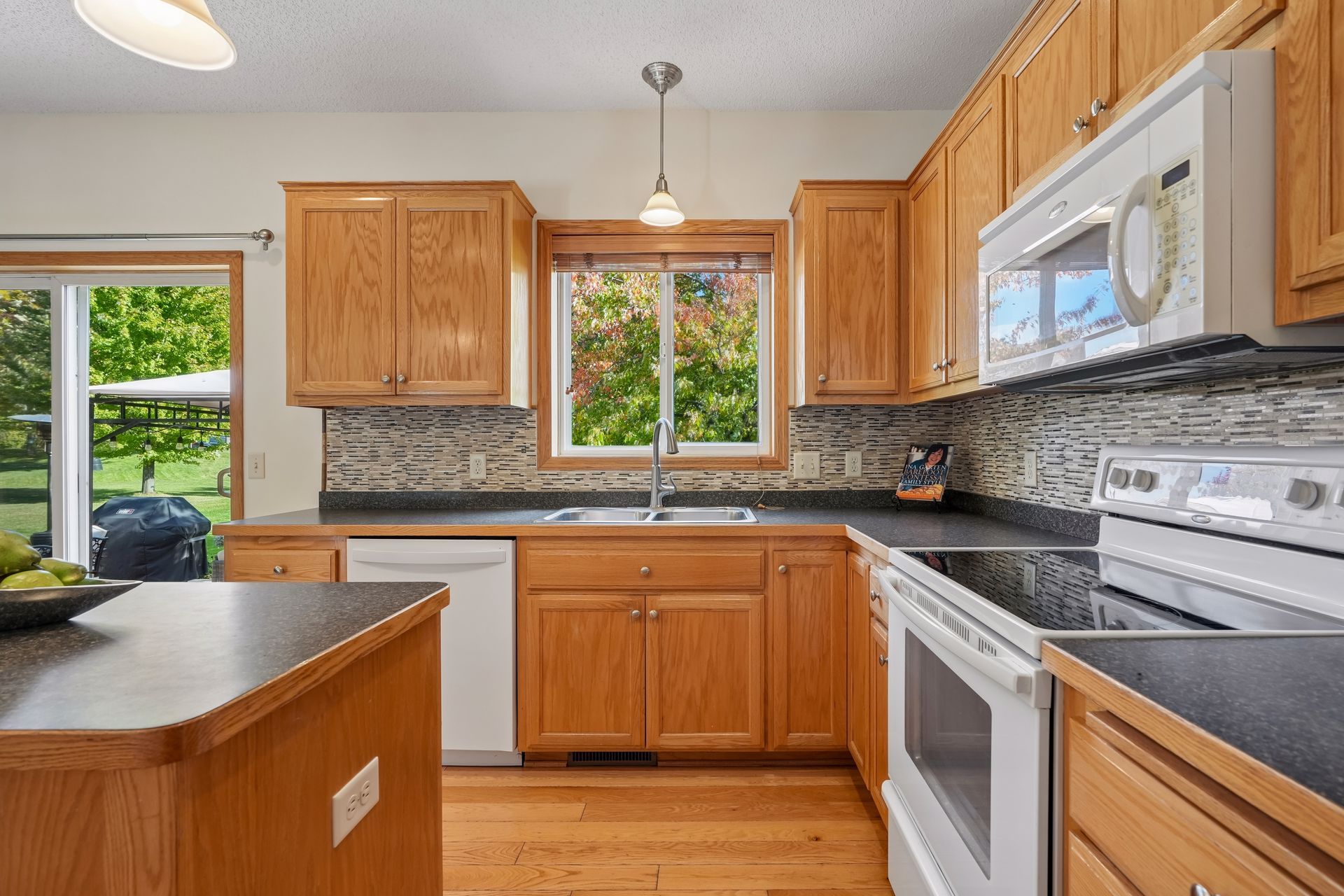  Beautifully Refreshed Home With Expansion Potential in Minnetrista - 物件實景