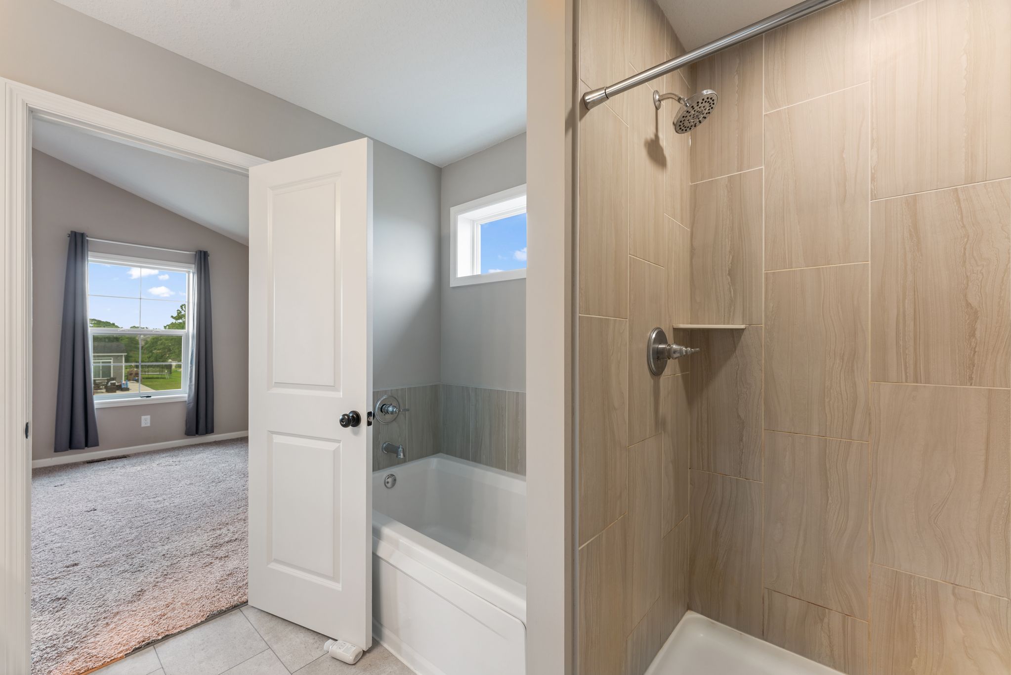  Spacious Walkout Living on a Prime Corner Lot - 物件實景