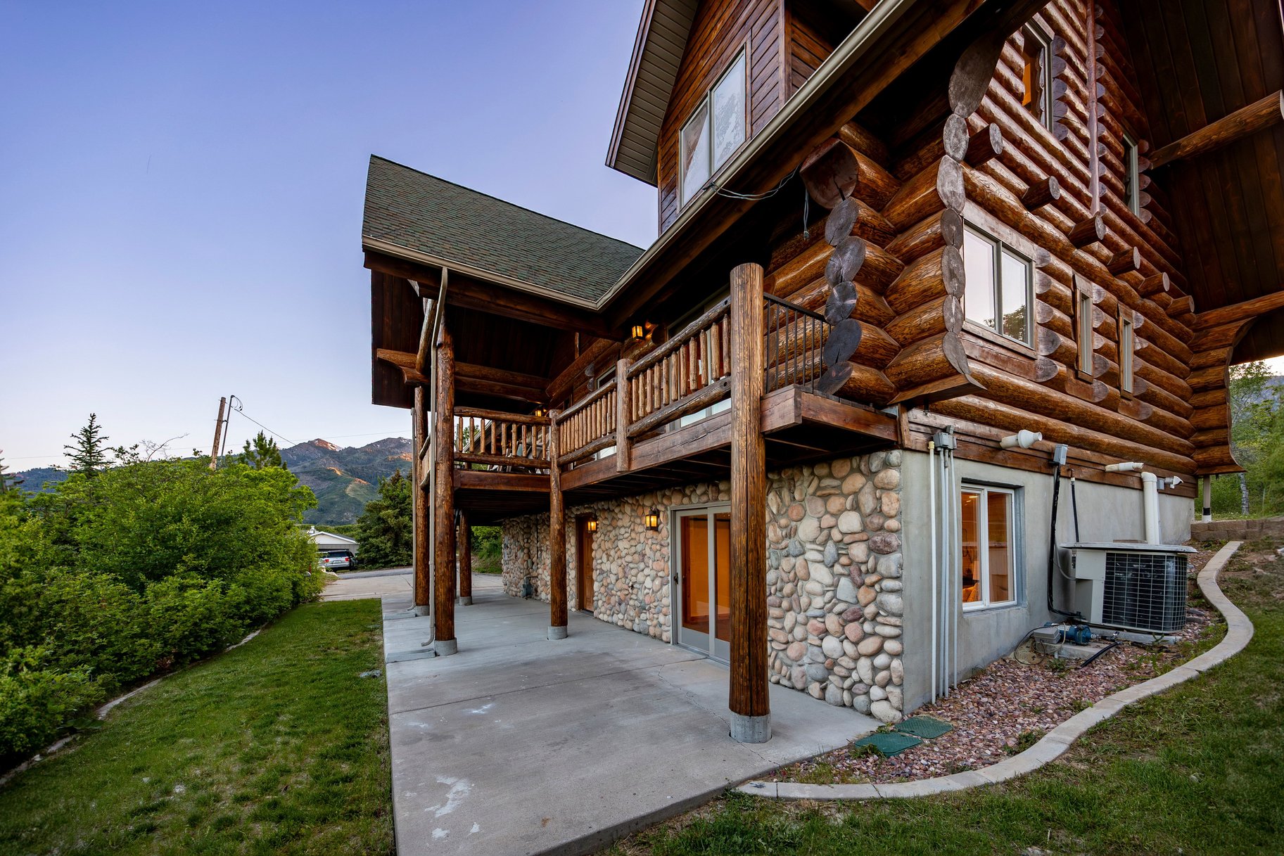  Refined Mountain Home on 1.27 Acres Near Snowbasin - 物件實景
