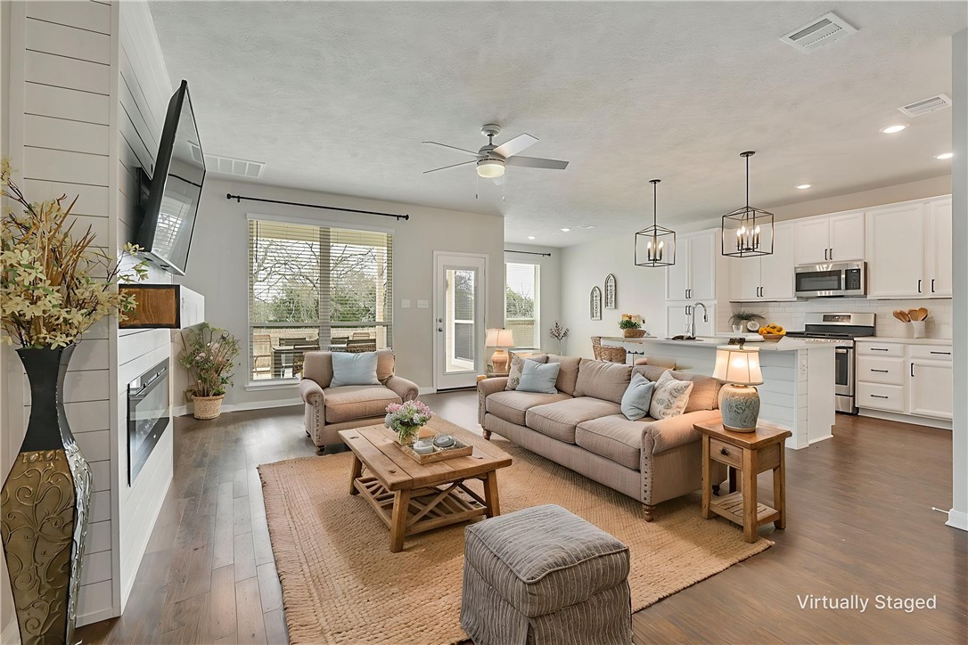 College Station, Texas, 77845, United States, 5 Bedrooms Bedrooms, ,4 BathroomsBathrooms,Residential,For Sale,1778847