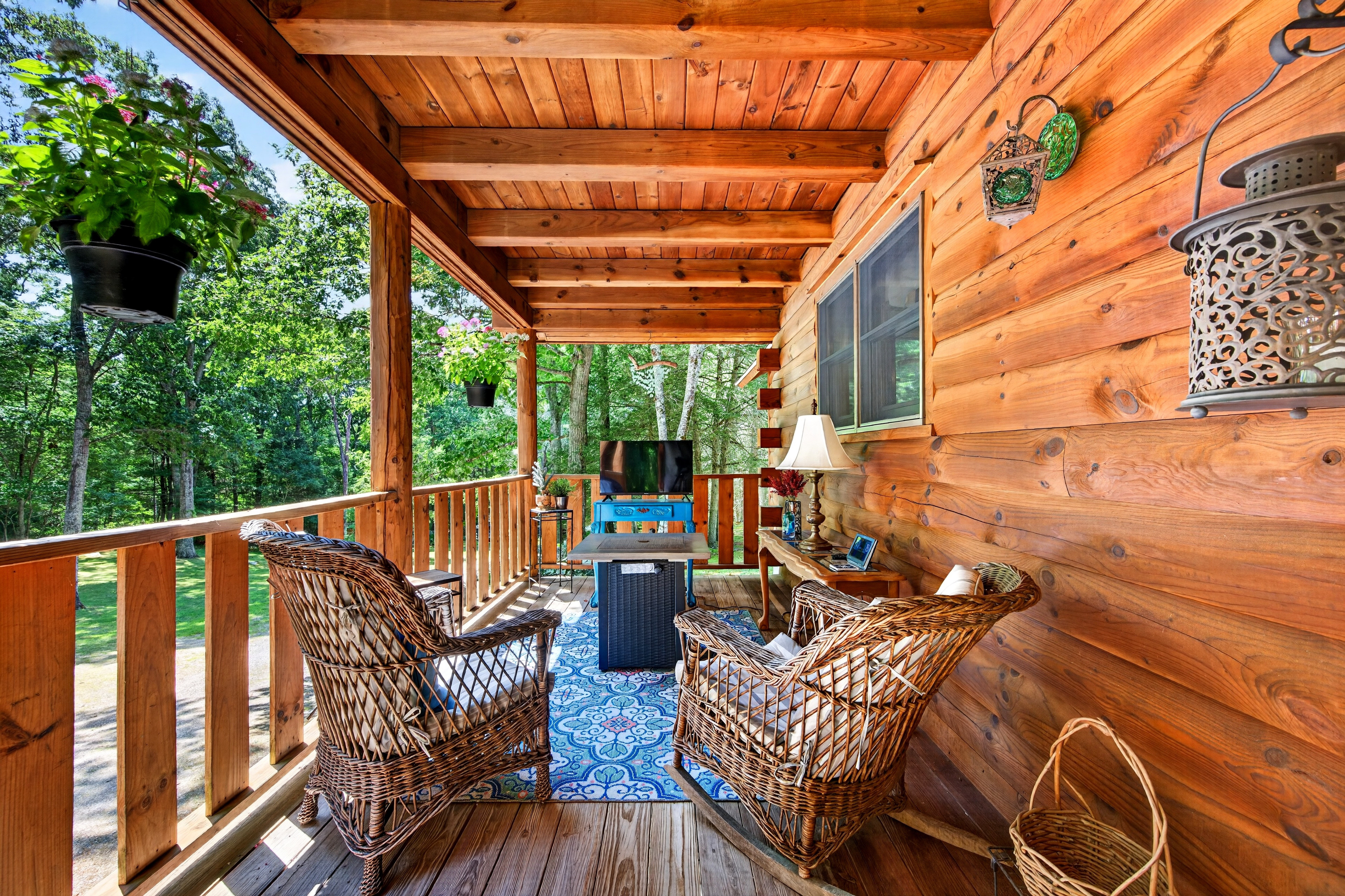  Tucked within four private, tranquil acres, this charming rustic log home offers - 物件實景