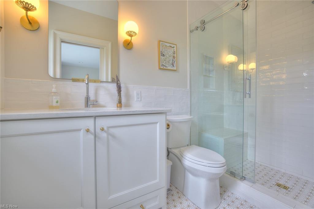 Williamstown, West Virginia, 26187, United States, 5 Bedrooms Bedrooms, ,8 BathroomsBathrooms,Residential,For Sale,1980118