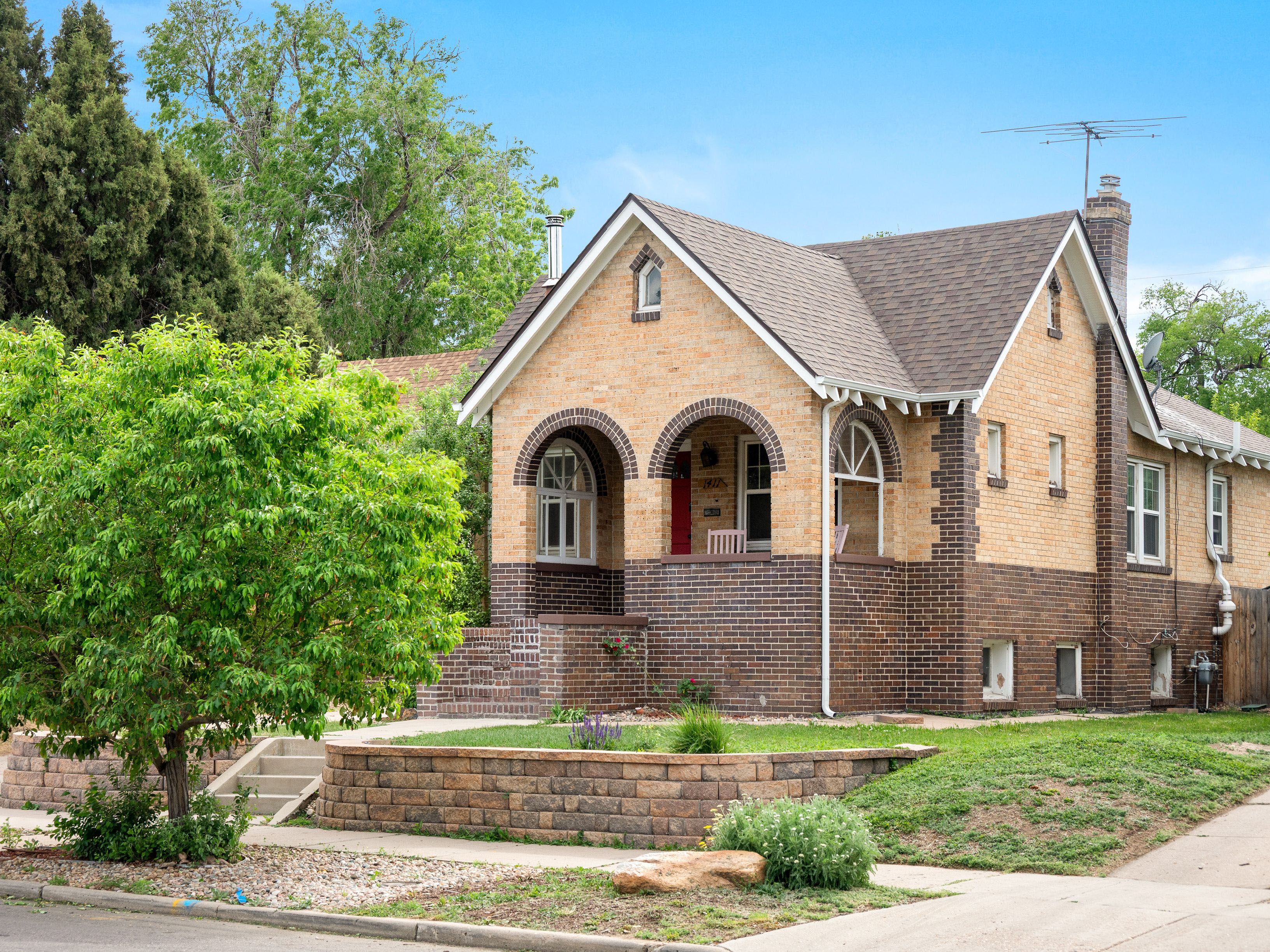  Charming, Tudor style, Brick Cottage Has Lovely Architectural Details - 物件實景