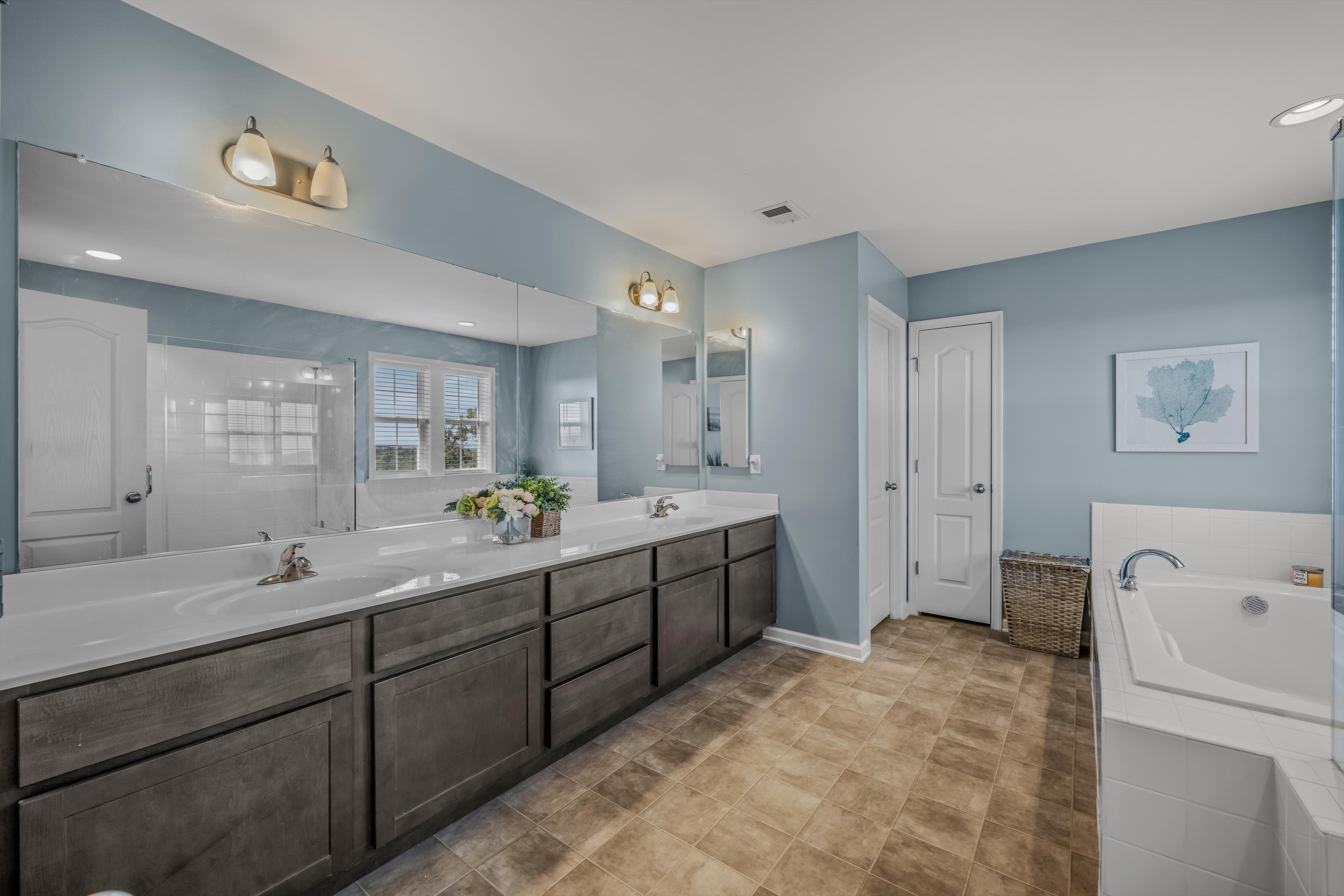 Matinsburg, West Virginia, 25403, United States, 4 Bedrooms Bedrooms, ,Residential,For Sale,1977883