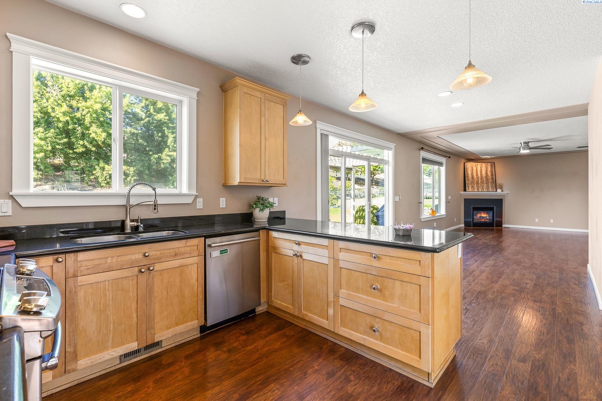 Richland, Washington, 99354, United States, 5 Bedrooms Bedrooms, ,2 BathroomsBathrooms,Residential,For Sale,1925310