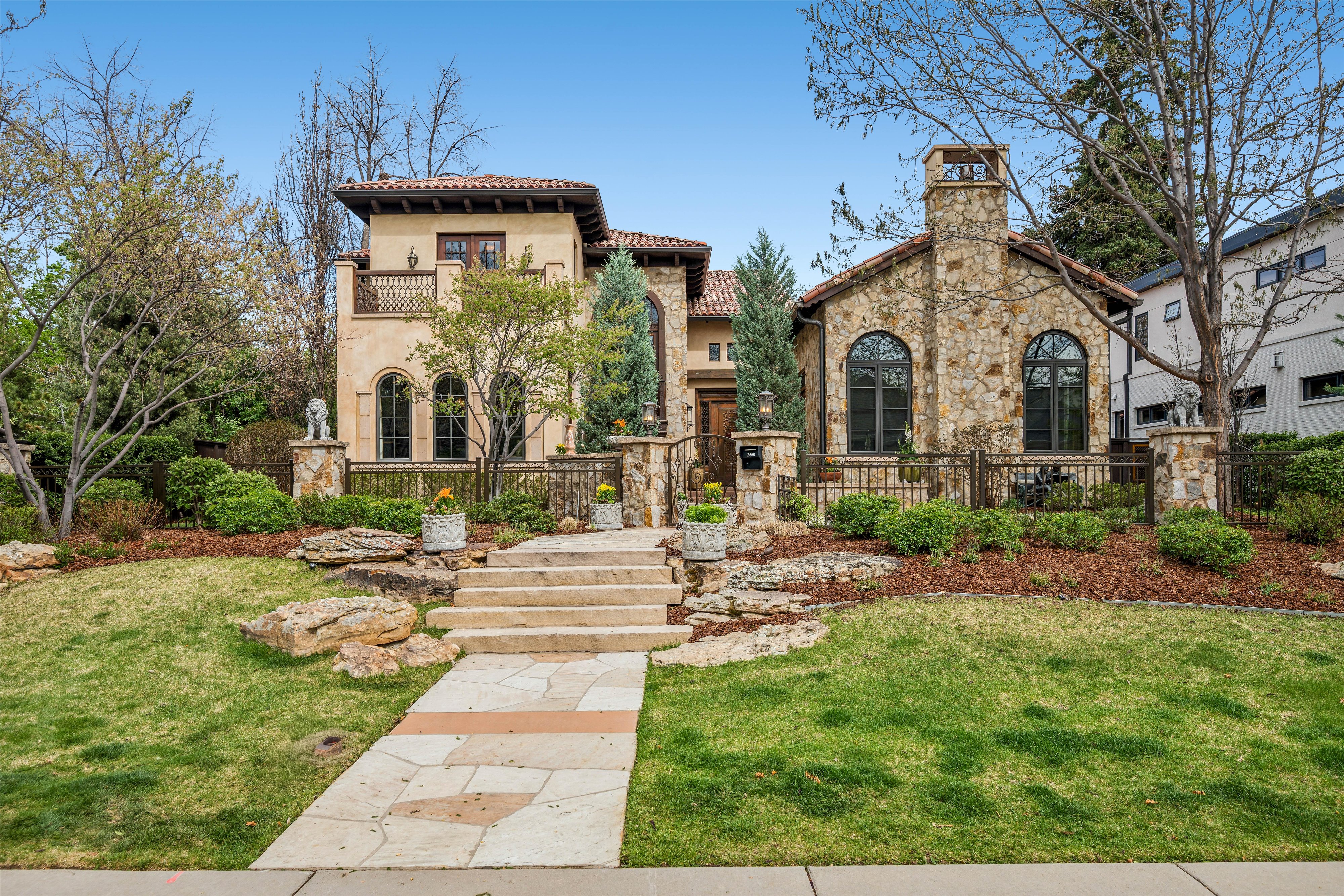  Rare Spanish Colonial Revival Home in One of Observatory Park - 物件實景