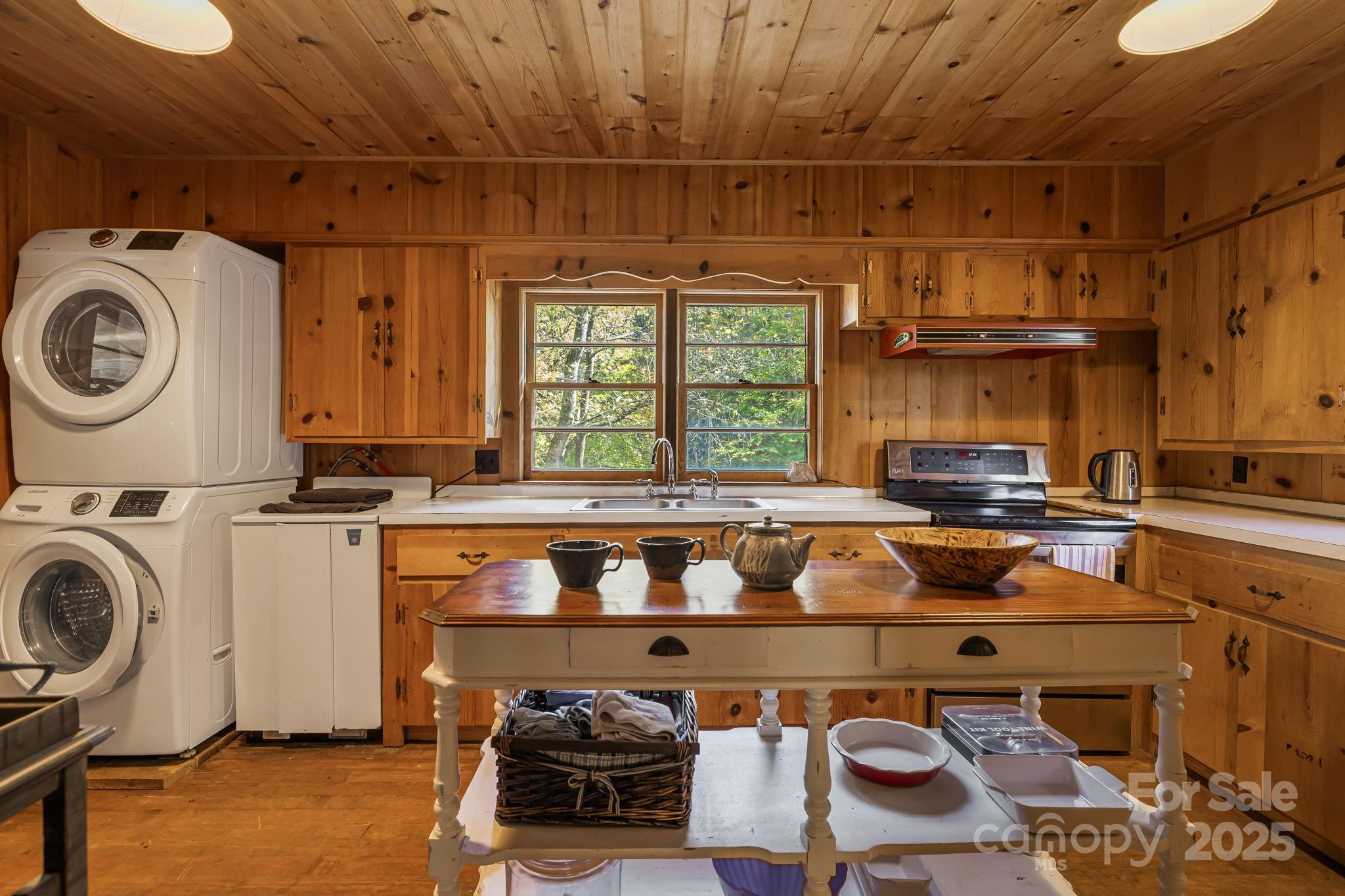 Burnsville, North Carolina, 28714, United States, 3 Bedrooms Bedrooms, ,2 BathroomsBathrooms,Residential,For Sale,1967012