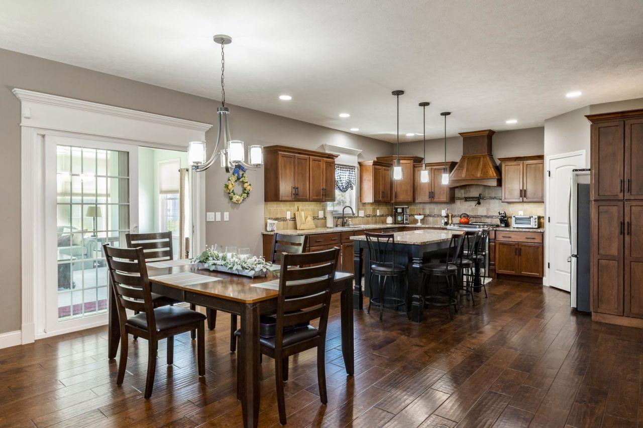 Bloomington, Illinois, 61705, United States, 5 Bedrooms Bedrooms, ,5 BathroomsBathrooms,Residential,For Sale,1817687