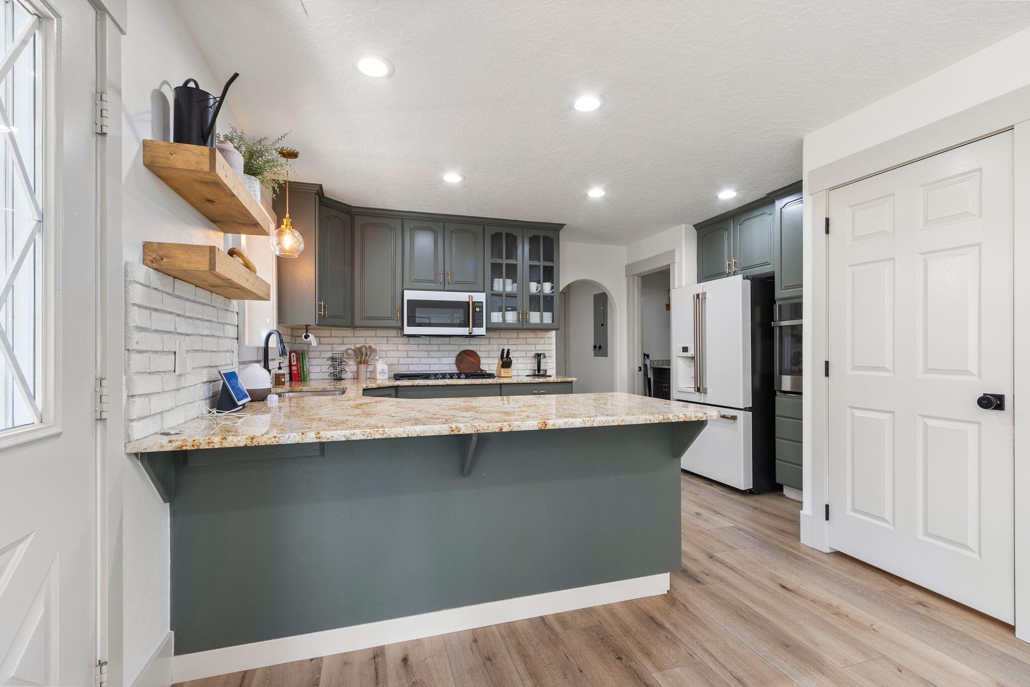 Parowan, Utah, 84761, United States, 6 Bedrooms Bedrooms, ,5 BathroomsBathrooms,Residential,For Sale,1995430