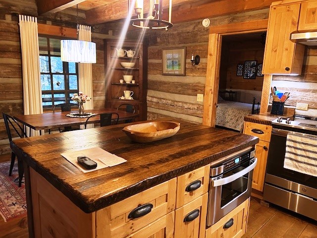 West Jefferson, North Carolina, 28694, United States, 2 Bedrooms Bedrooms, ,2 BathroomsBathrooms,Residential,For Sale,1986104