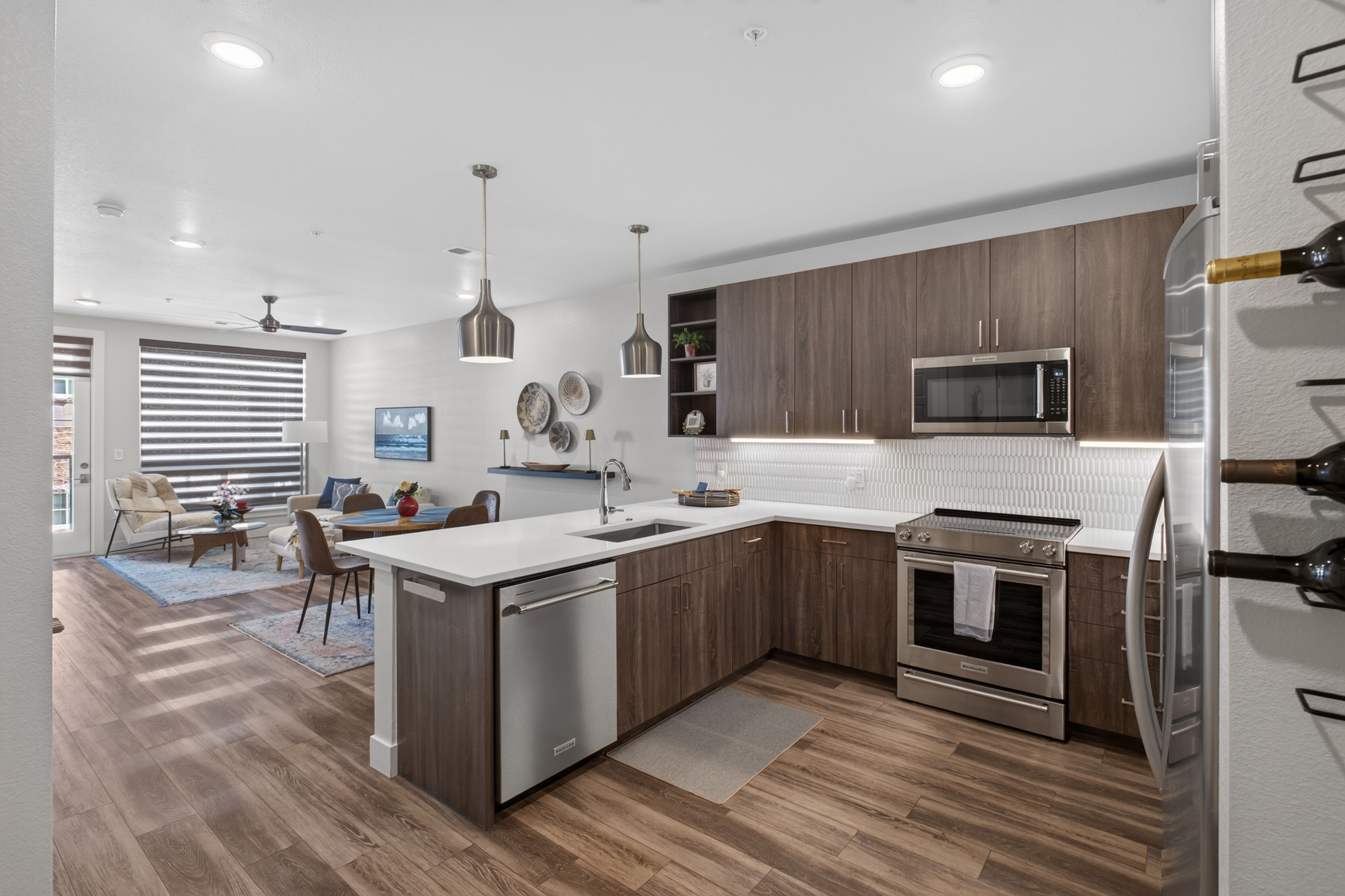  Beautiful unit with a private deck, overlooking Festival Park. - 物件實景