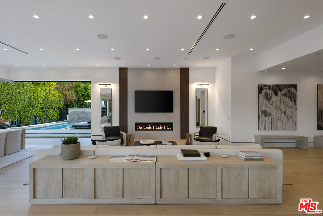 Los Angeles, California, 90049, United States, 4 Bedrooms Bedrooms, ,5 BathroomsBathrooms,Residential,For Sale,1862276