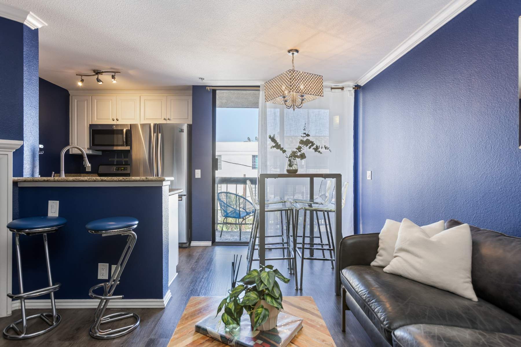  7320 Hawthorn Avenue, #215 - 物件實景