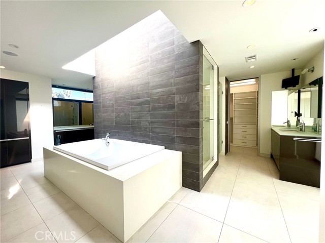 Long Beach, California, 90803, United States, 5 Bedrooms Bedrooms, ,6 BathroomsBathrooms,Residential,For Sale,1980358