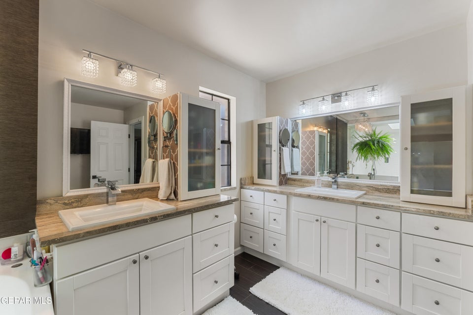 El Paso, Texas, 79936, United States, 5 Bedrooms Bedrooms, ,5 BathroomsBathrooms,Residential,For Sale,1980417