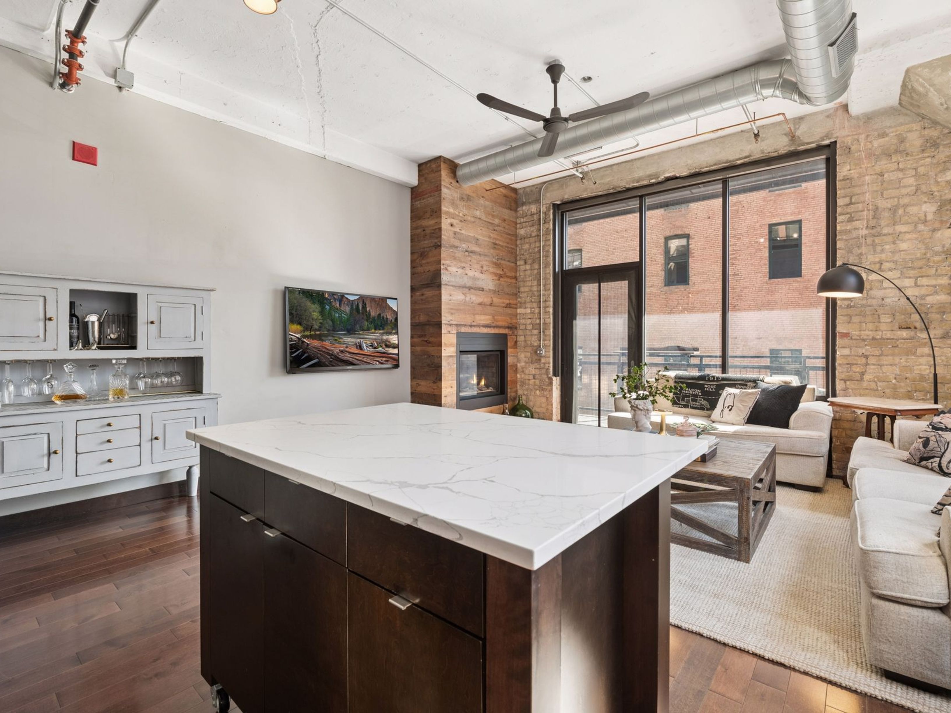  Iconic Corner Loft in Coveted North Loop - 物件實景