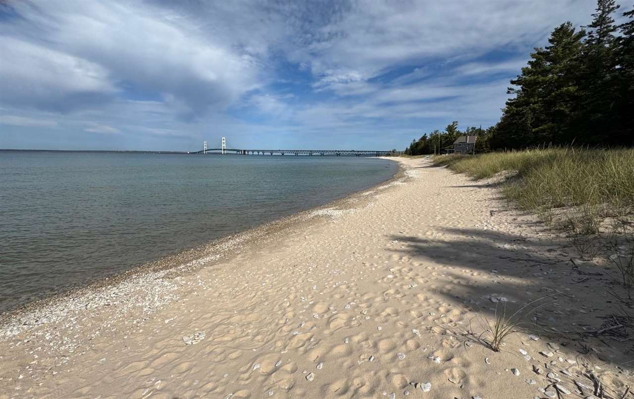 Mackinaw City, Michigan, 49701, United States, 3 Bedrooms Bedrooms, ,1 BathroomBathrooms,Residential,For Sale,1995953