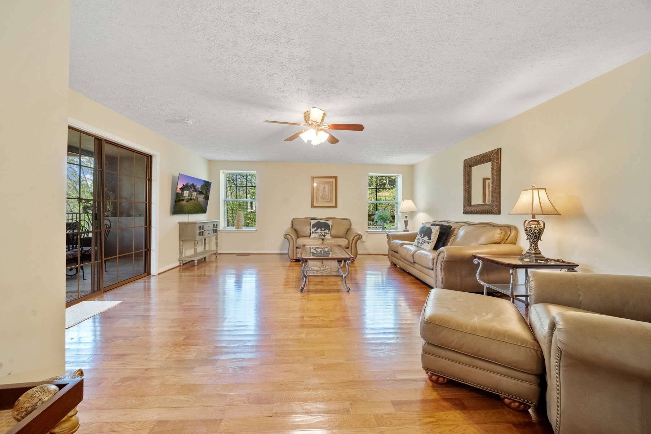 Sevierville, Tennessee, 37862, United States, 3 Bedrooms Bedrooms, ,3 BathroomsBathrooms,Residential,For Sale,1982821