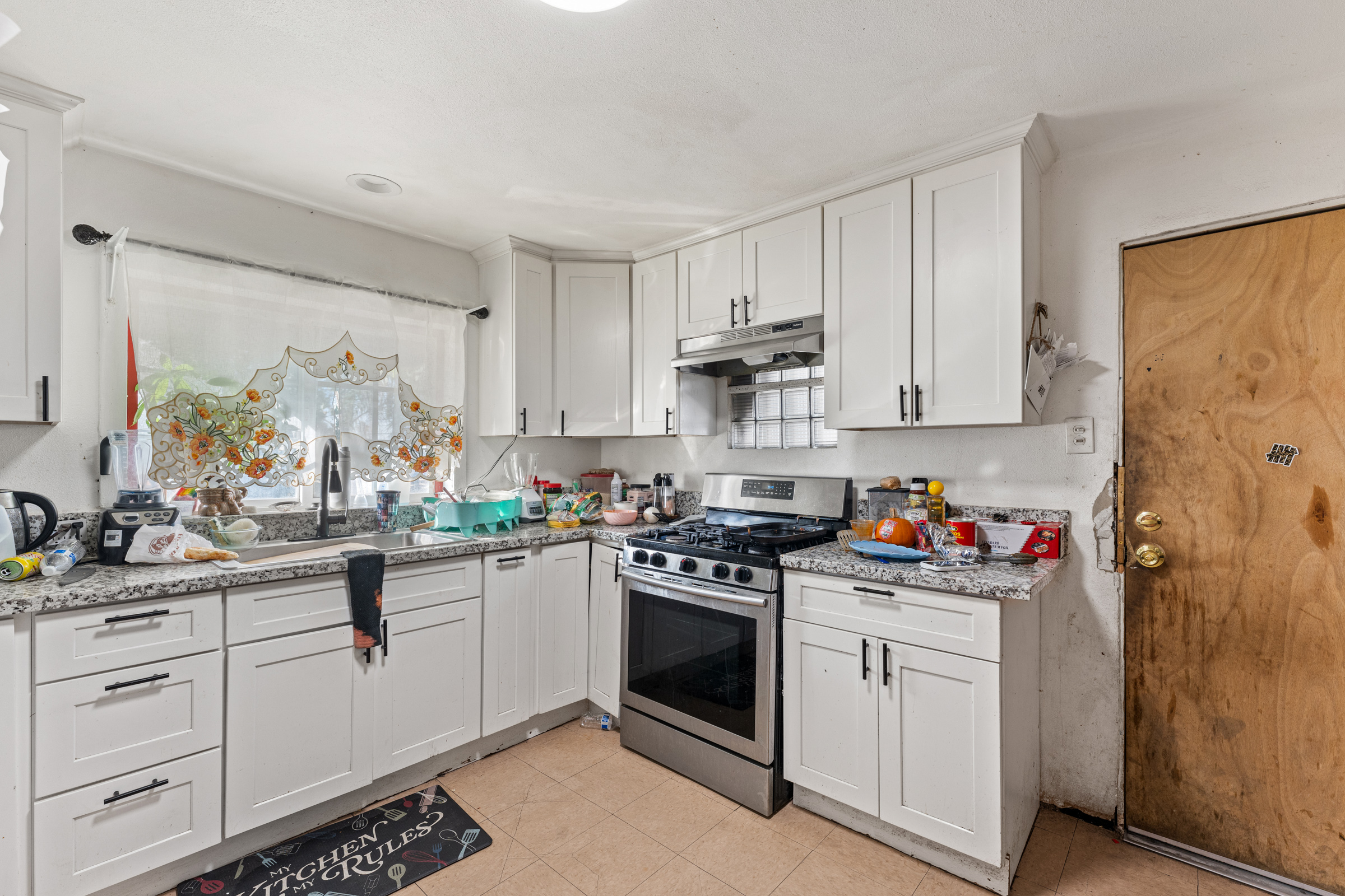 Fontana, California, 92336, United States, 7 Bedrooms Bedrooms, ,4 BathroomsBathrooms,Residential,For Sale,1988528