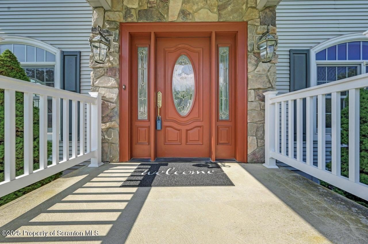 Throop, Pennsylvania, 18512, United States, 3 Bedrooms Bedrooms, ,3 BathroomsBathrooms,Residential,For Sale,1889511