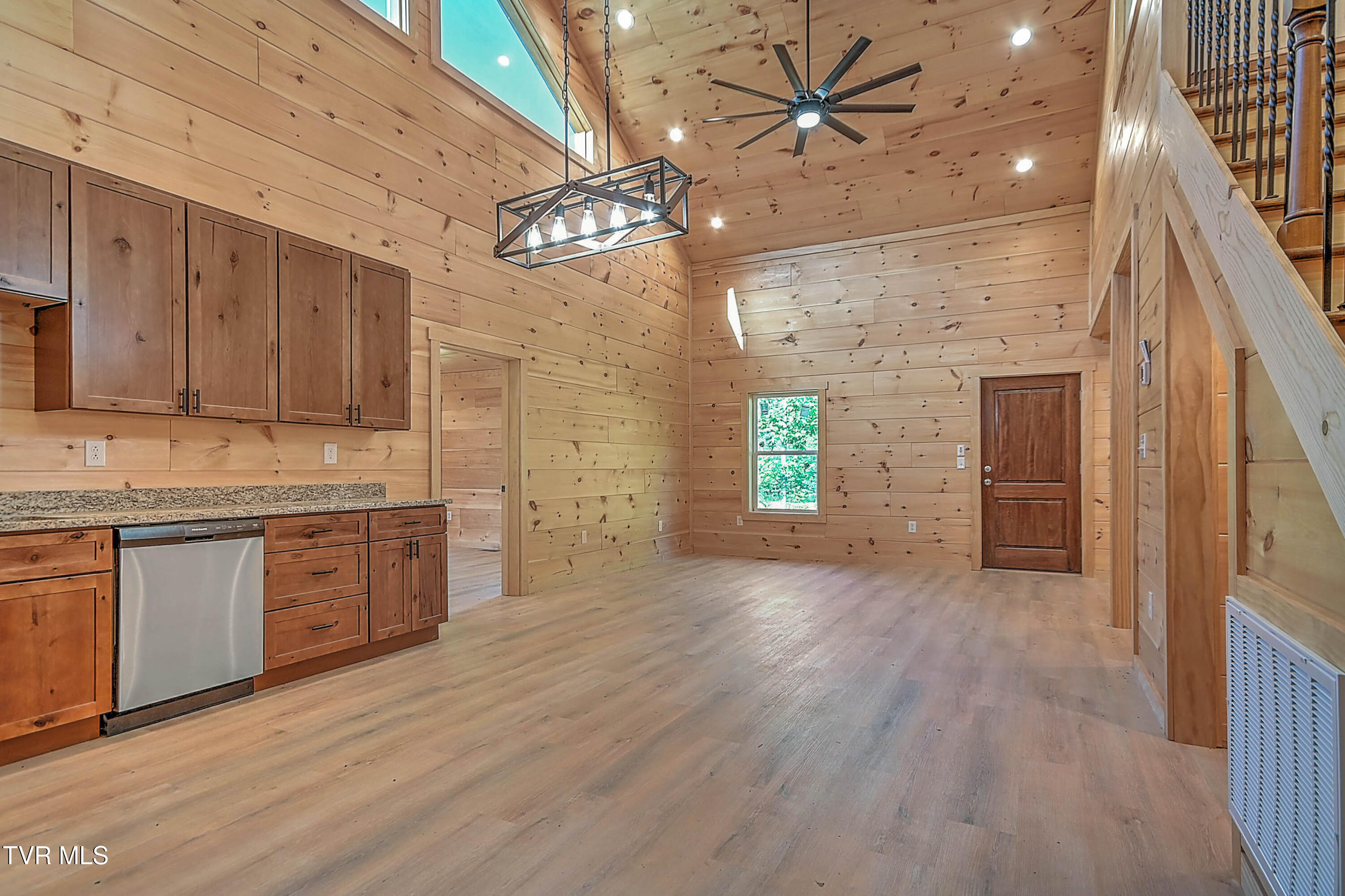 Greeneville, Tennessee, 37743, United States, 4 Bedrooms Bedrooms, ,3 BathroomsBathrooms,Residential,For Sale,1976358