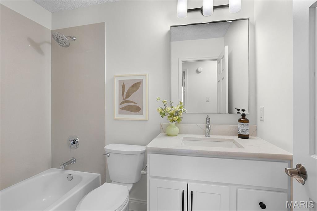 Ellisville, Missouri, 63011, United States, 4 Bedrooms Bedrooms, ,3 BathroomsBathrooms,Residential,For Sale,1989031