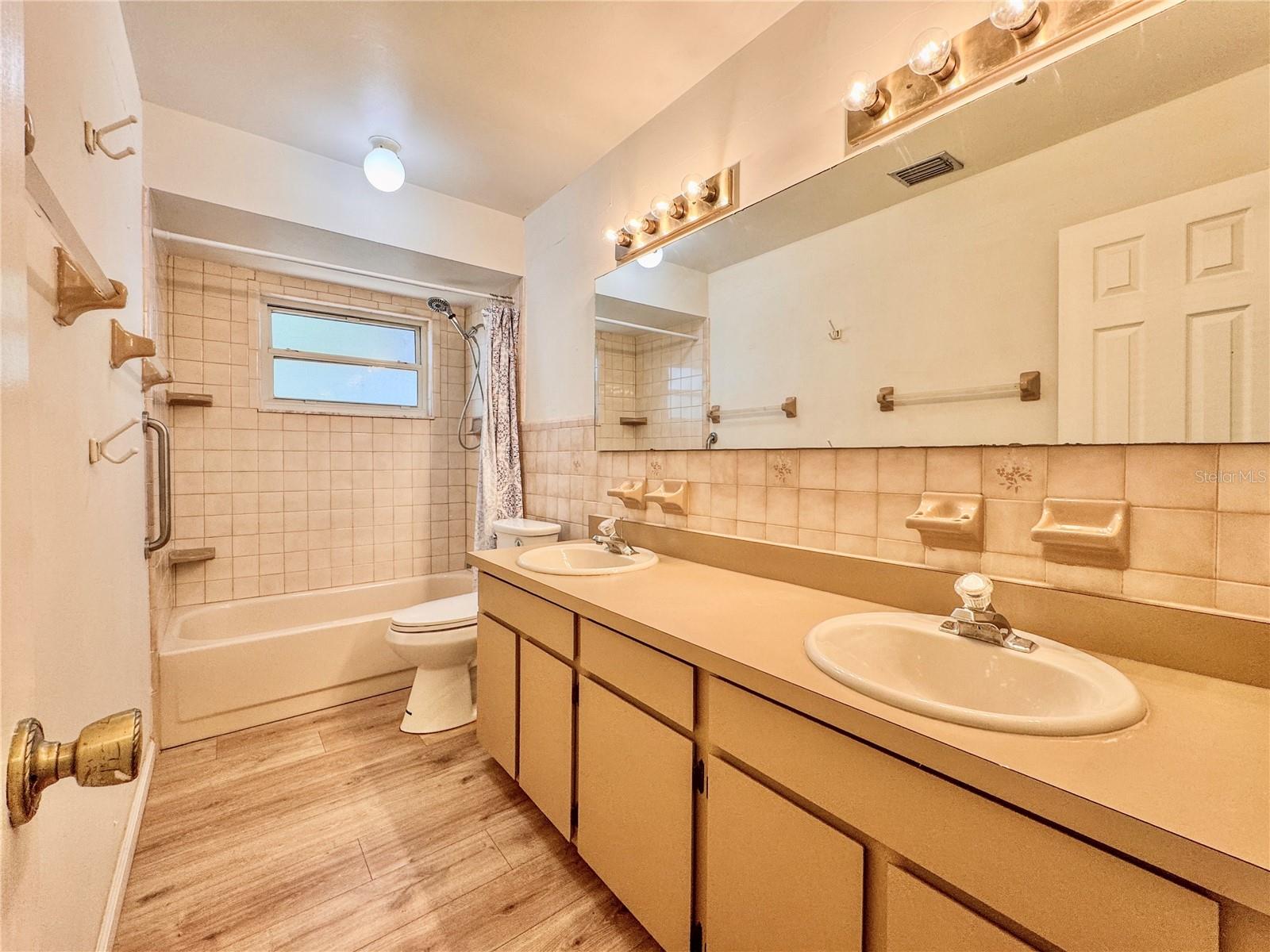 WINTER PARK, Florida, 32792, United States, 4 Bedrooms Bedrooms, ,2 BathroomsBathrooms,Residential,For Sale,1850875