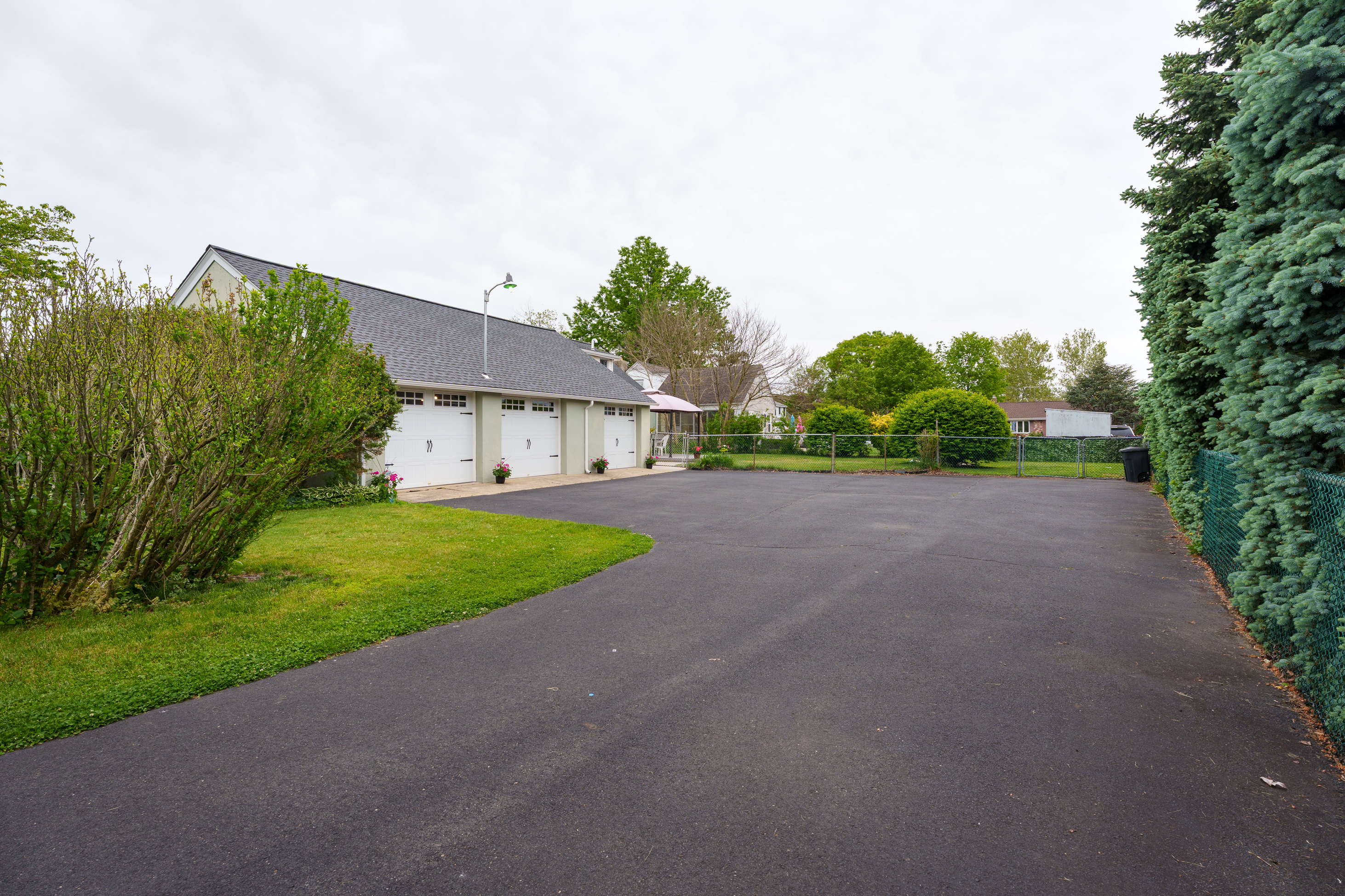  Well-Maintained Cape with Spacious Rooms and a Three-Car Garage - 物件實景