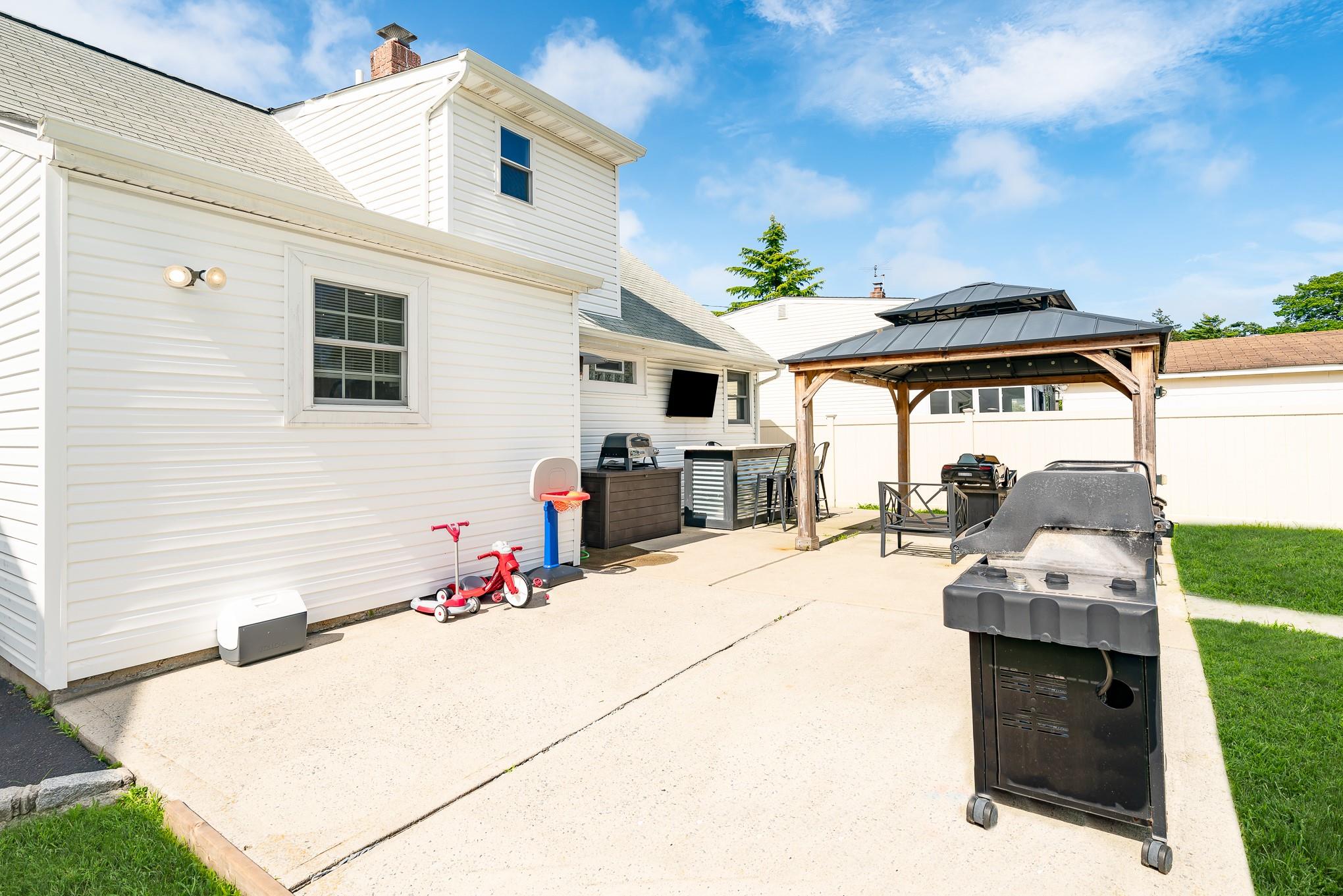 West Babylon, New York, 11704, United States, 3 Bedrooms Bedrooms, ,2 BathroomsBathrooms,Residential,For Sale,1887833
