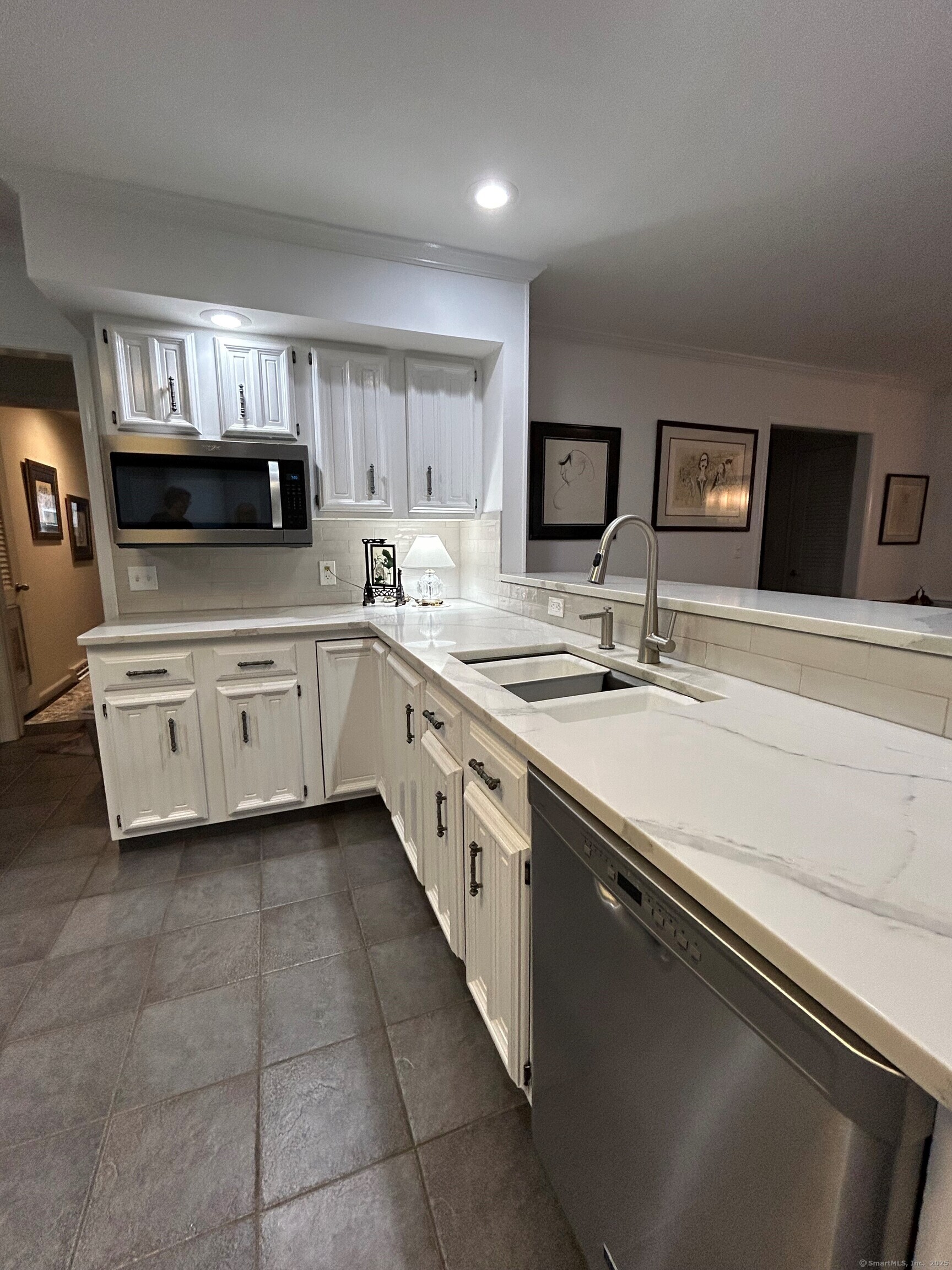 Stratford, Connecticut, 06614, United States, 2 Bedrooms Bedrooms, ,3 BathroomsBathrooms,Residential,For Sale,1885331