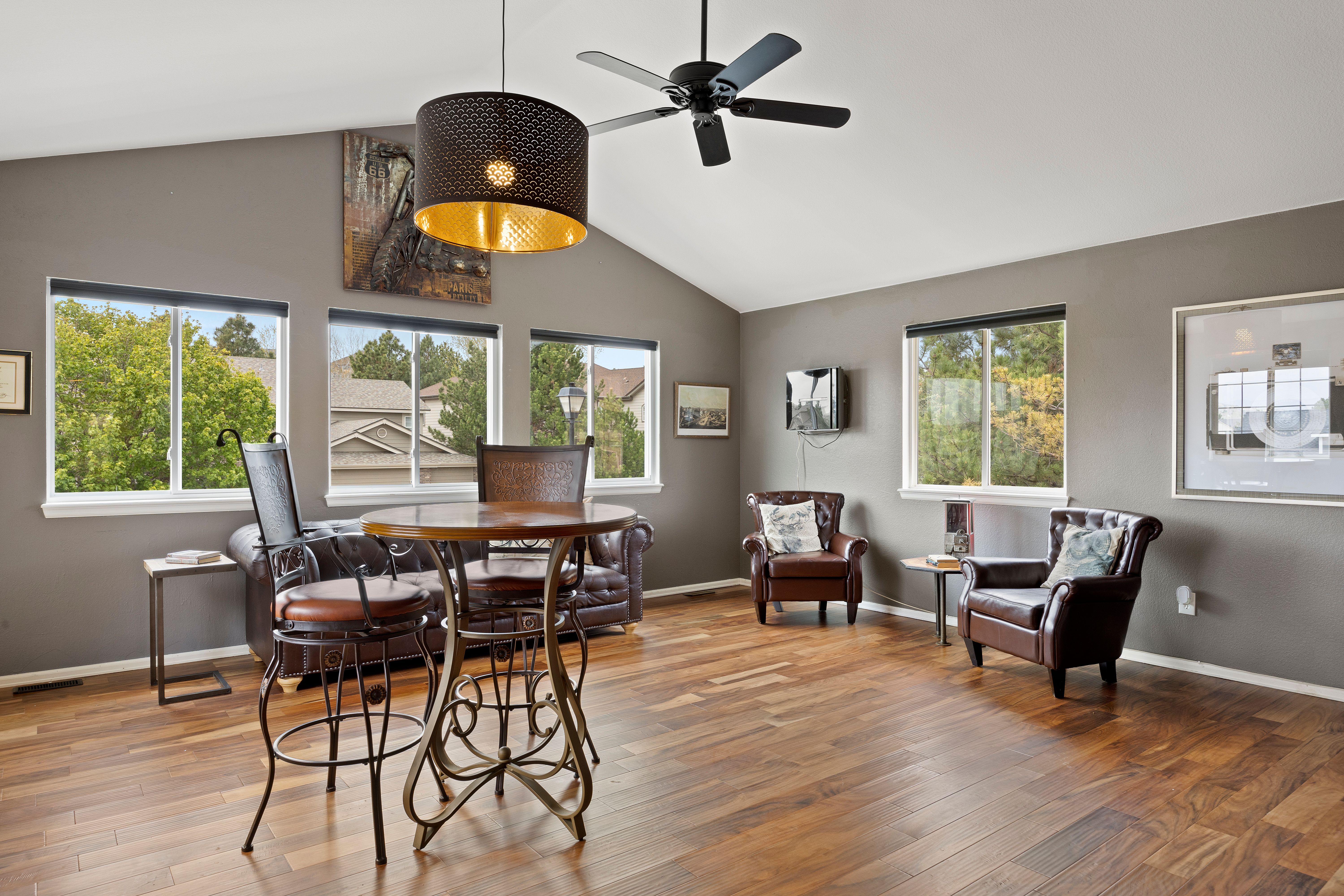  Situated on a desirable corner lot in the sought-after Red Hawk community - 物件實景
