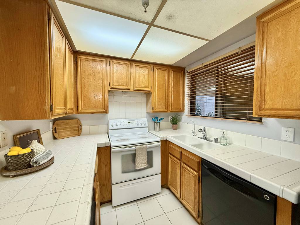 Long Beach, California, 90815, United States, 2 Bedrooms Bedrooms, ,2 BathroomsBathrooms,Residential,For Sale,1830564