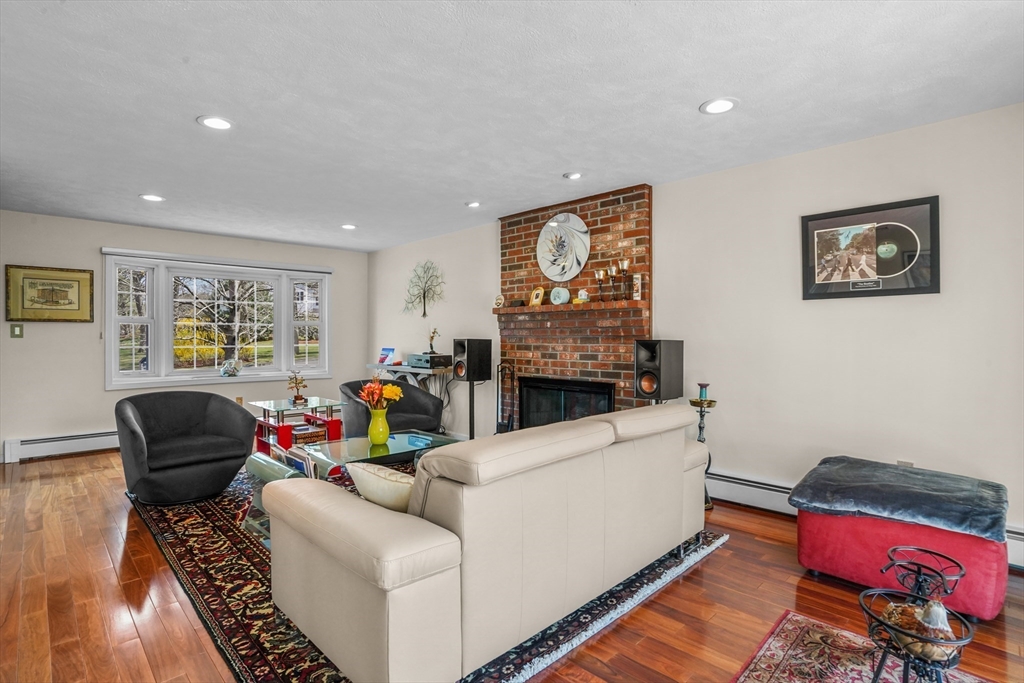 Burlington, Massachusetts, 01803, United States, 3 Bedrooms Bedrooms, ,2 BathroomsBathrooms,Residential,For Sale,2039576