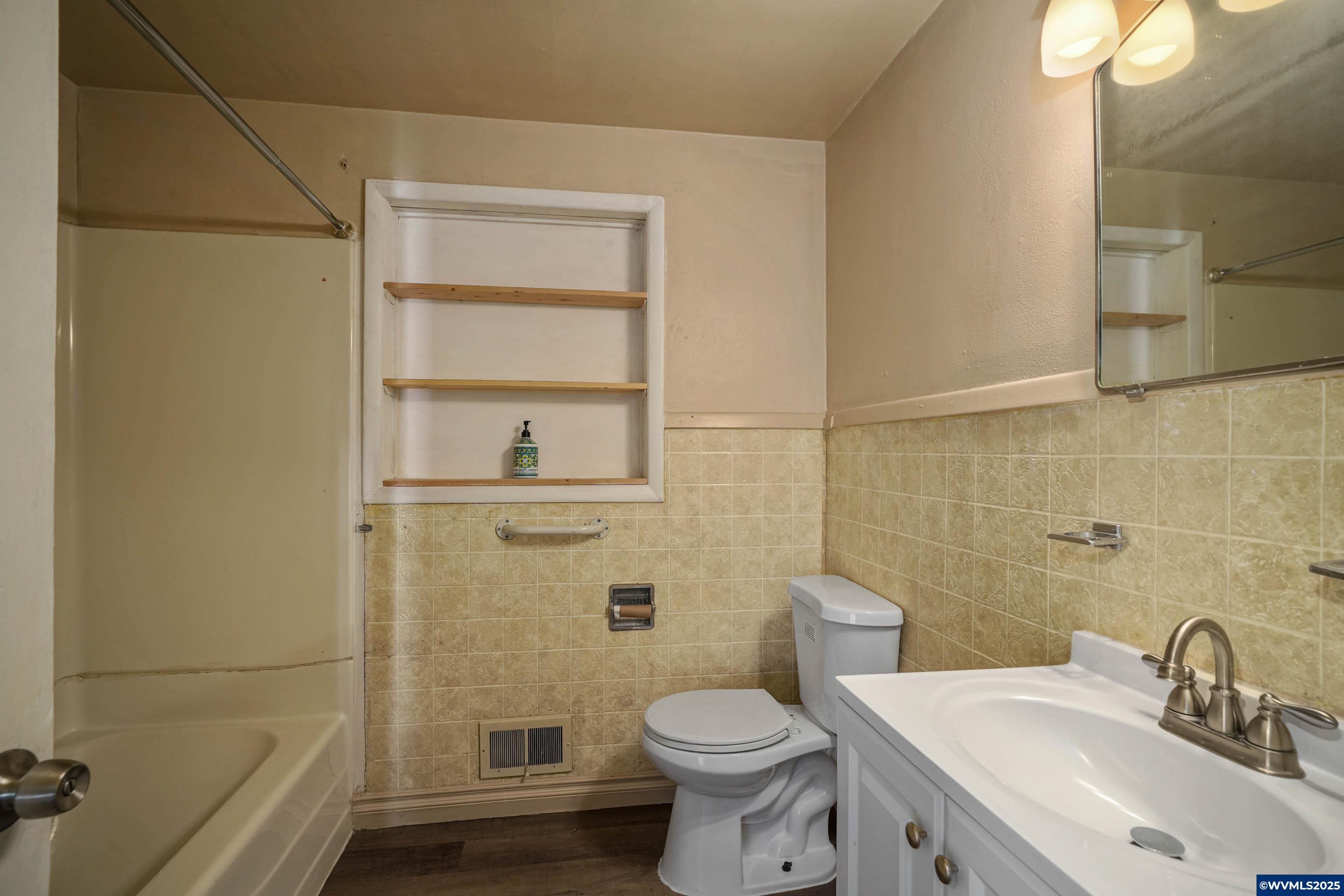 Salem, Oregon, 97301, United States, 5 Bedrooms Bedrooms, ,3 BathroomsBathrooms,Residential,For Sale,1965364