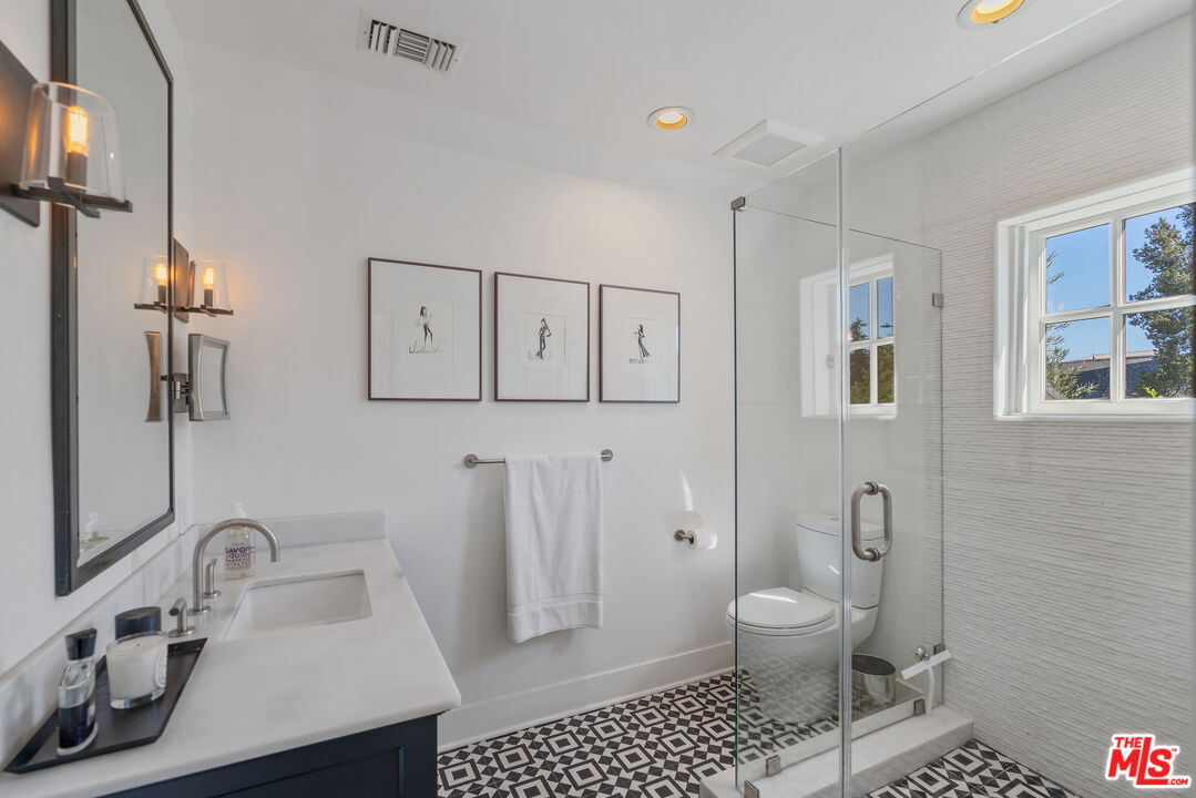 Los Angeles, California, 90020, United States, 5 Bedrooms Bedrooms, ,5 BathroomsBathrooms,Residential,For Sale,1939583