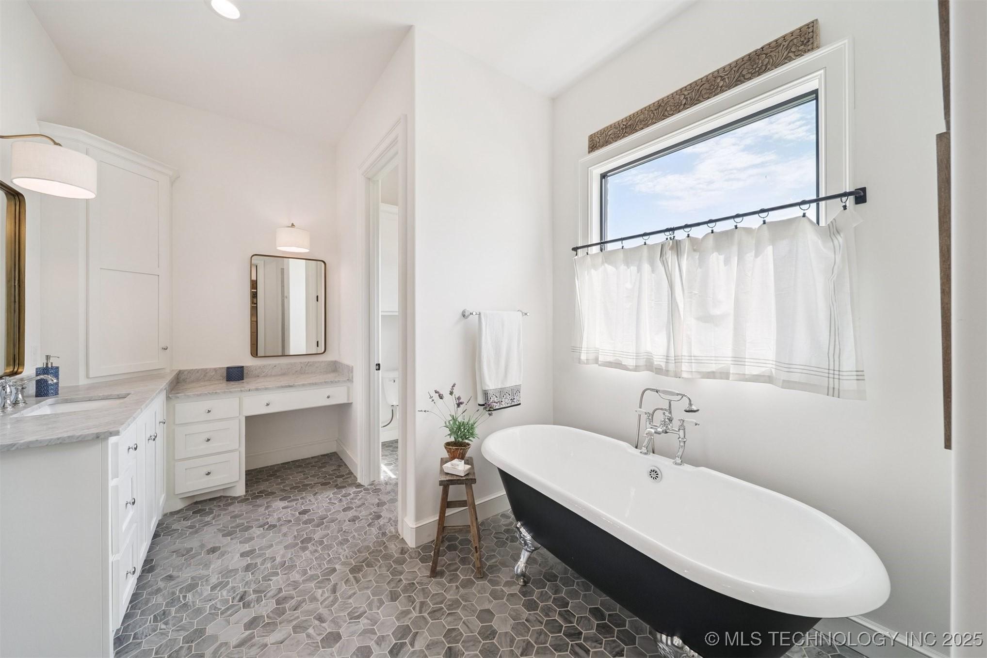 Broken Arrow, Oklahoma, 74014, United States, 4 Bedrooms Bedrooms, ,4 BathroomsBathrooms,Residential,For Sale,1983128