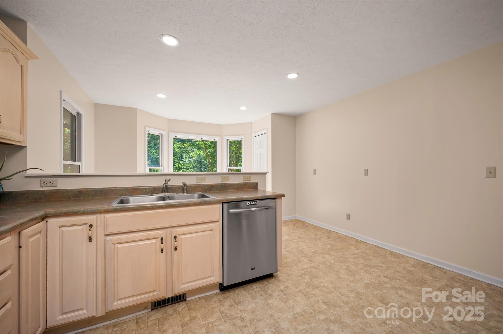 Zirconia, North Carolina, 28790, United States, 3 Bedrooms Bedrooms, ,2 BathroomsBathrooms,Residential,For Sale,1827884