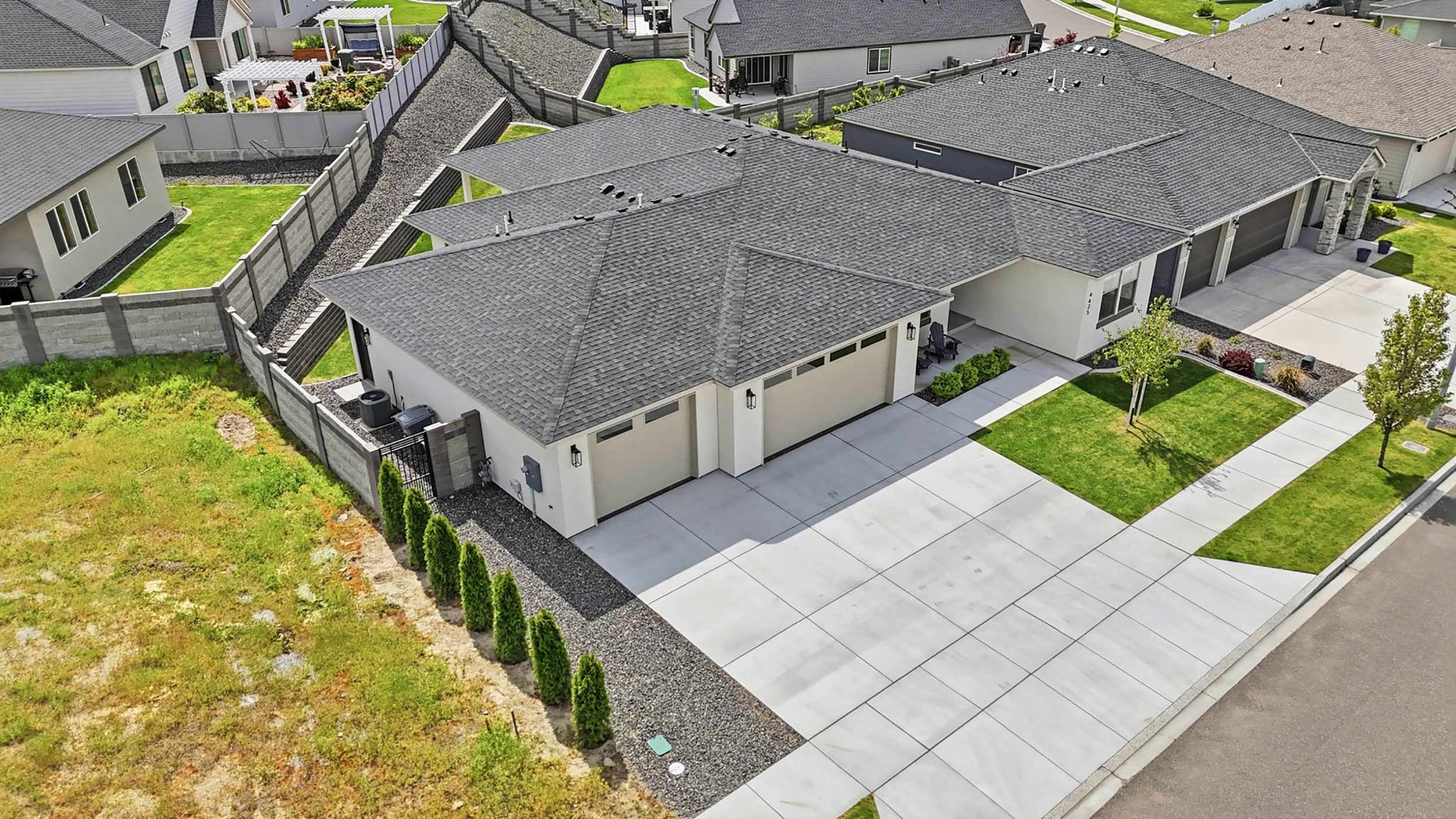  Large Rooms. Four-Car Garage. One Perfect Fit. - 物件實景