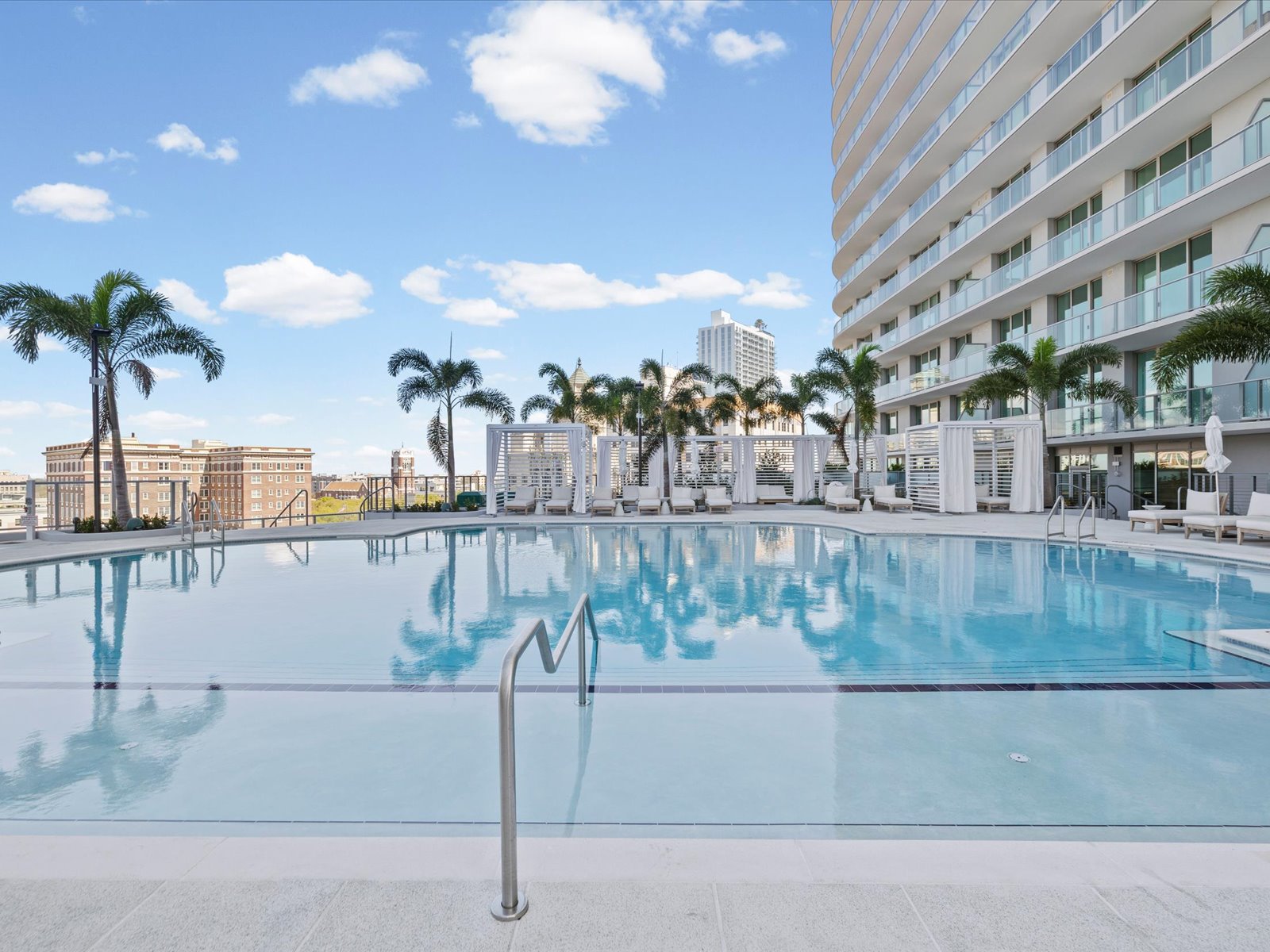 ST Petersburg, Florida, 33701, United States, 2 Bedrooms Bedrooms, ,3 BathroomsBathrooms,Residential,For Sale,2049072