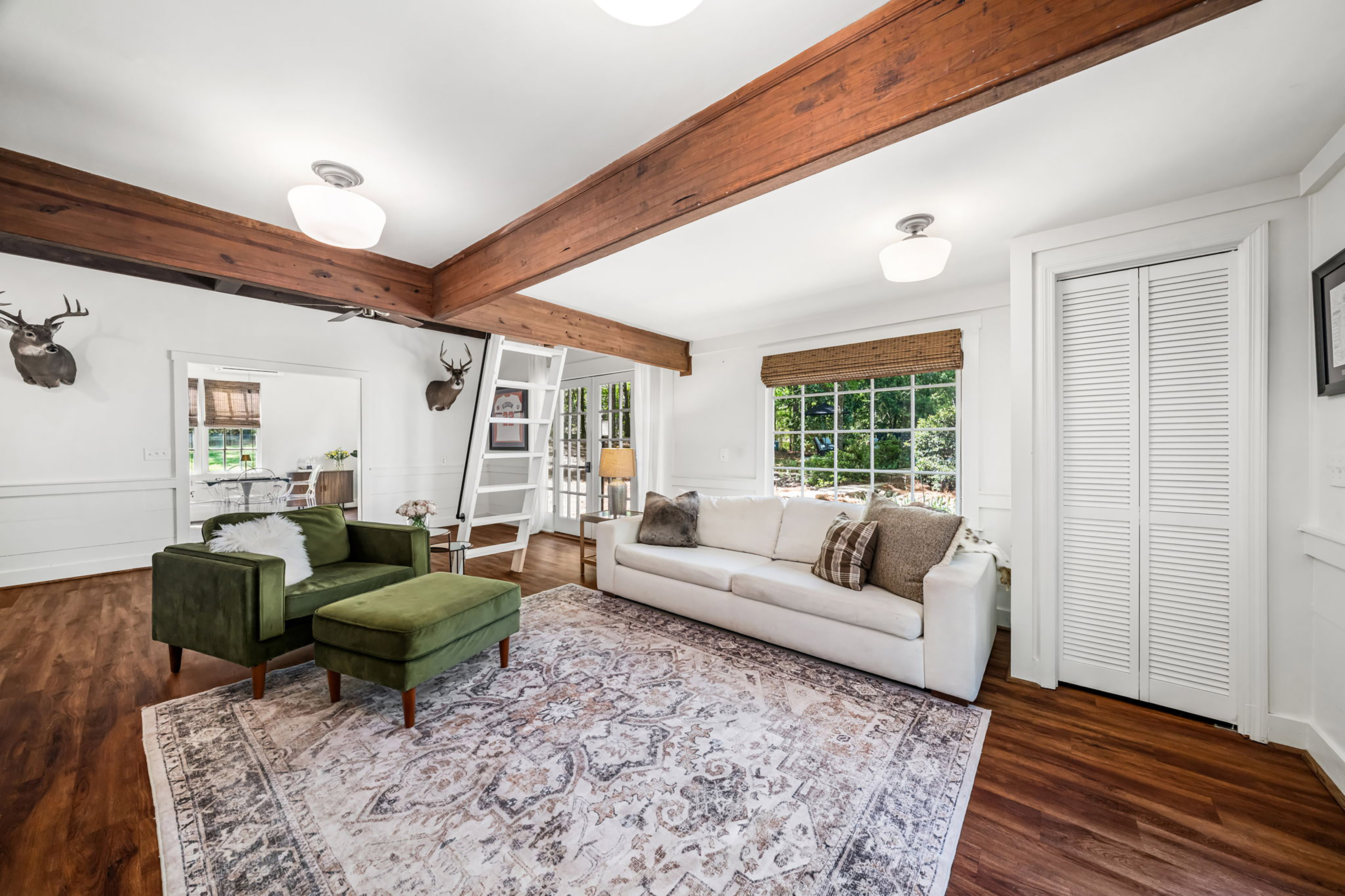  Live Timeless in Coveted Farmhouse on 4+ Private Gated Acres In Roswell - 物件實景
