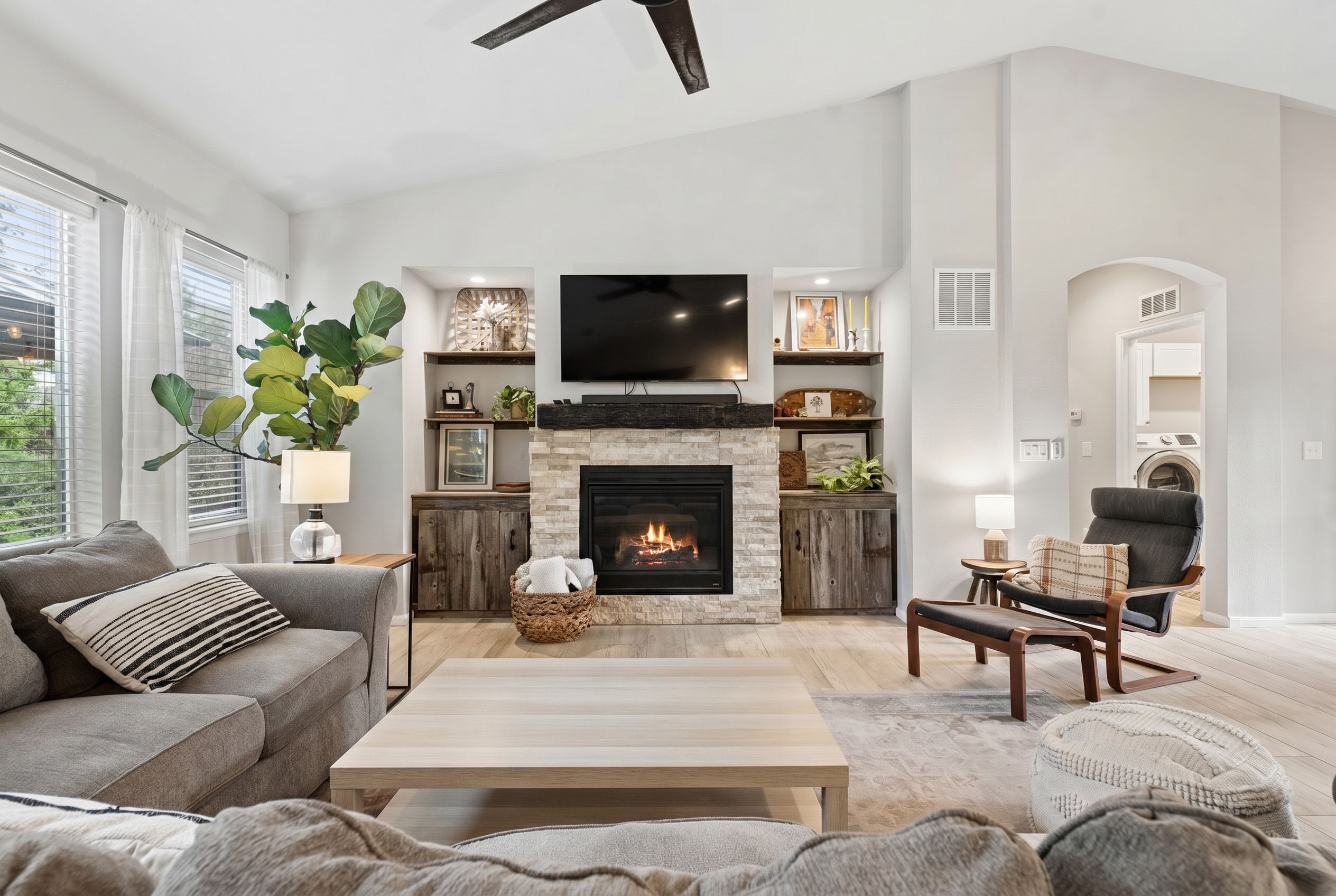  Main Level Living Paired With An Exceptional Location - 物件實景