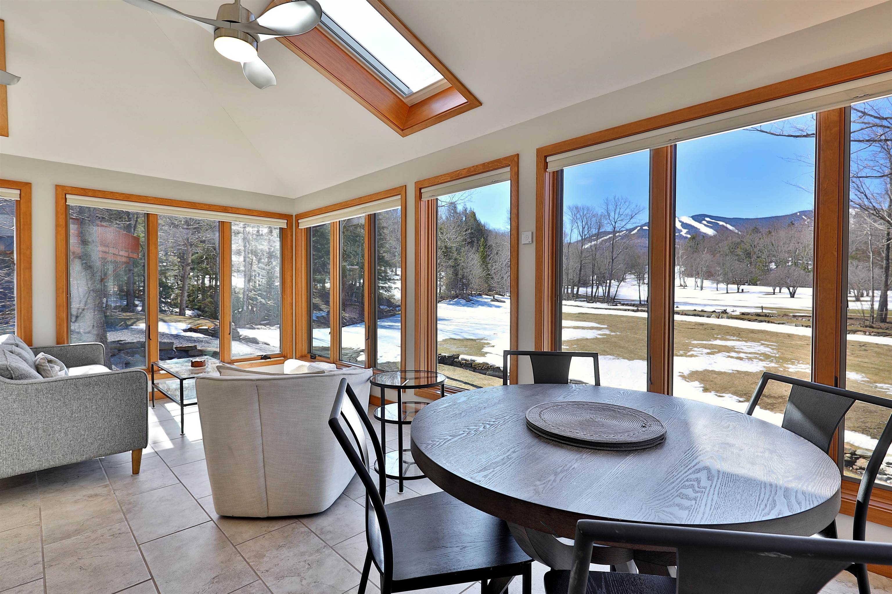  426 Roaring Brook Road - 物件實景